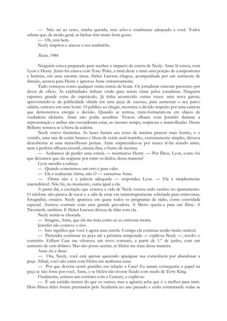 — Não sei ao certo, minha querida, mas acho-o totalmente adequado a você. Todos
sabem que, de modo geral, as bichas têm muito bom gosto.
— Oh, está bem.
Neely suspirou e atacou o seu sanduíche.
Março, 1946
Ninguém estava preparado para receber o impacto da estreia de Neely. Anne lá estava, com
Lyon e Henry. Jenni-fer estava com Tony Polar, a irmã deste e mais uma porção de compositores
e letristas, em uma enorme mesa. Helen Lawson chegou, acompanhada por um assistente de
direção, acenou para Henry e ignorou Anne ostensivamente.
Tudo começou como qualquer outra estreia de boate. Os jornalistas estavam presentes por
dever de ofício. As celebridades tinham vindo para serem vistas pelos jornalistas. Ninguém
esperava grande coisa do espetáculo. Já tinha acontecido outras vezes: uma nova garota,
aproveitando-se da publicidade obtida em uma peça de sucesso, para aumentar o seu parco
salário, estreava em uma boate. O público ao chegar, mostrara o devido respeito por uma cantora
que demonstrava energia e decisão. Quando se retirou, trans-formaram-na em objeto de
verdadeira idolatria. Anne não podia acreditar. Trocou olhares com Jennifer durante a
representação e ambas não esconderam estar, ao mesmo tempo, surpresas e maravilhadas. Henry
Bellamy sentava-se à beira da cadeira.
Neely esteve fantástica. As luzes faziam seu rosto de menina parecer mais bonito, e o
vestido, uma saia de cetim branco e blusa de cetim azul-marinho, extremamente simples, deixava
descobertas as suas maravilhosas pernas. Anne surpreendeu-se por nunca tê-las notado antes,
nem a perfeita silhueta juvenil, cintara fina, o busto de menina.
— Acabamos de perder uma estrela — murmurou Henry. — Por Deus, Lyon, como foi
que deixamos que ela «capasse por entre os dedos, dessa maneira?
Lyon sacudiu a cabeça.
— Quando cometemos um erro é para valer.
— Ela é realmente ótima, não é? — sussurrou Anne.
— Ótima não é a palavra adequada — respondeu Lyon. — Ela é simplesmente
inacreditável. Não há, no momento, outra igual a ela.
A partir daí, a excitação que cercava a vida de Neely tornou tudo caótico no apartamento.
O telefone não parava de tocar e a sala de estar era ininterruptamente solicitada para entrevistas,
fotografias, ensaios. Neely apareceu em quase todos os programas de rádio, como convidada
especial. Assinou contrato com uma grande gravadora. A Metro queria-a para um filme. A
Twentieth, também. E Helen Lawson deixou de falar com ela.
Neely sentia-se chocada.
— Imagine, Anne, que ela me trata como se eu estivesse morta.
Jennifer não conteve o riso.
— Isso significa que você é agora uma estrela. Comigo ela continua sendo muito amável.
— Pretendia continuar na peça até a próxima temporada — explicou Neely —, resolvi o
contrário. Gilbert Case me ofereceu um novo contrato, a partir de 1.° de junho, com um
aumento de cem dólares. Mas não posso aceitar, se Helen me trata dessa maneira.
Anne riu e disse:
— Ora, Neely, você está apenas querendo apaziguar sua consciência por abandonar a
peça. Afinal, você não entra com Helen em nenhuma cena.
— Por que deveria sentir gratidão em relação a Case? Eu jamais conseguiria o papel na
peça se não fosse por você, Anne, e se Helen não tivesse ficado com medo de Terry King.
Finalmente, assinou um contrato com a Century, e explicou:
— É um estúdio menor do que os outros, mas a agência acha que é o melhor para mim.
Dois filmes deles foram premiados pela Academia no ano passado e estão contratando todas as
 