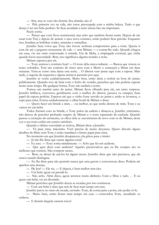— Sim, mas se você não dormir, fica abatida, não é?
— Pela primeira vez na vida, não estou preocupada com a minha beleza. Tudo o que
desejo é ter um bebe perfeito. Se ficar acordada a noite inteira hão me importarei.
Neely sorriu.
— Parece que você ficou sentimental, mas acho que também ficarei assim. Depois de me
casar com Ted, e depois de assinar o meu novo contrato, então poderei ficar grávida. Enquanto
isso, benditas as bolinhas verdes, amarelas e vermelhas.
Jennifer fazia votos que Tony não tivesse nenhum compromisso para a noite. Queria ir
com ele até o pequeno restaurante do vale — sem Míriam — e contar-lhe tudo. Quando chegou
em casa, viu um carro estacionado à entrada. Era de Delia, a empregada eventual, que vinha
quando havia necessidade. Bem, isso significava alguma reunião à noite.
Míriam esperava por ela.
— Tony assinou o contrato hoje! — O rosto dela estava radiante. — Bastou que vissem os
testes coloridos. Tem um contrato de cinco anos com a Metro e começará a filmar em duas
semanas. Vista-se como uma dama esta noite.. . O diretor vem jantar aqui com a esposa. Mais
tarde, o regente da orquestra e alguns músicos passarão por aqui.
Jennifer se vestiu cuidadosamente. Muito bem, então daria a notícia na hora do jantar,
publicamente. Quando teve de lutar com o fecho do vestido, percebeu que não poderia esperar
muito mais tempo. De qualquer forma, Tony não tardaria a notar.
Tomou um martini antes do jantar. Míriam ficou olhando para ela, um tanto surpresa.
Jennifer brilhava, conversou gentilmente com a mulher do diretor; passava os canapés; fazia
papel da esposa perfeita. Esperou até que o vinho fosse servido ao jantar e então se levantou, o
copo para cima. Evitou cuidadosamente o olhar hostil de Míriam e disse:
— Quero fazer um brinde a mim. . . ou melhor, ao que tenho dentro de mim. Tony e eu
vamos ter um bebé.
Todos fizeram coro ao brinde, e Tony pulou da cadeira e abraçou-a. Jennifer, entretanto,
não deixou de perceber profundo suspiro de Míriam e o rosto espantado da cunhada. Quando
passou a excitação do momento, os olhos dela se encontraram de novo com os de Míriam, desta
vez o seu rosto exibia um sorriso satisfeito.
Quando o último convidado se retirou, Míriam disse a Jennifer.
— Vá para cima, mãezinha. Você precisa de muito descanso. Quero discutir alguns
detalhes do filme com Tony e então mandarei o futuro papai para cima.
No momento em que Jennifer desapareceu, ela gritou para o irmão:
— Já não lhe disse que usasse alguma coisa?
— Eu usei. — Tony sorria timidamente. — Acho que foi um acidente.
— Que quer dizer com acidente? Aqueles preservativos que eu lhe compro são os
melhores que existem. Não rompem nunca.
— Bem, eu deixei de usá-los há alguns meses. Jennifer disse que não precisava, que ela
estava usando diafragma.
— Eu lhe disse para não permitir nunca que uma garota o convencesse disso. Poderia até
apanhar uma doença.
— De Jen? — Ele riu. — E depois, é bem melhor sem eles.
— Um bebé agora vai prendê-lo.
— Não acho. Além disso, agora teremos muito dinheiro. Com o filme e tudo. . . E eu
quero um bebé, vai ser divertido.
Míriam percebeu que Jennifer descia as escadas; por isso continuou:
— Com um bebé é claro que terá de ficar mais tempo em casa.
Jennifer parou no meio da escada, ouvindo. Tony, de costas para a porta, não podia vê-la.
— Muito bem, então ficarei mais tempo em casa —-concordou Tony, sacudindo os
ombros.
— E desistir daquela cantora ruiva?
 