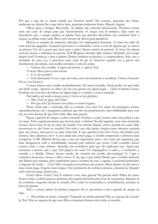 Por que é que ela se sentia atraída por homens assim? No começo, pareciam tão fortes,
ajudavam-na, diziam-lhe o que devia fazer, pareciam realmente fortes. Depois, fugiam.
Olhou para o relógio. Meia-noite. As pílulas não estavam funcionando. Precisava tomar
mais um copo de uísque para que funcionassem. O uísque está lá embaixo. Que sorte ter
descoberto que o uísque ajudava as pílulas. Será que Jennifer descobrira isso também? Sem o
uísque, as pílulas eram nada. Bem, teria mesmo de descer para apanhá-lo.
Desceu as escadas de mármore, descalça. Os empregados dormiam. As luzes do salão de
estar estavam apagadas. Enquanto procurava o comutador, ouviu o som de alguém que se atirava
na piscina. Foi até a porta que dava para o pátio. Quem estaria na piscina? As luzes da cabana
estavam acesas e refletiam na piscina. Ted! Respirou aliviada. Que maluco! Nadando sem roupa
àquela hora! Começou a tirar o pijama. Pularia também na piscina e o surpreenderia. Não, isso a
acordaria de uma vez, e precisava estar cedo de pé. Ia chamá-lo quando viu a garota sair
timidamente da cabana, uma toalha enrolada à volta do corpo.
— Vamos, tire a toalha. A água está morna — gritou Ted.
A moça olhou para a casa escura.
— E se ela acordar?
— Está brincando? Com o que ela toma, nem um terremoto a acordaria. Vamos, Carmem.
Ou eu vou buscá-la
A moça deixou cair a toalha acanhadamente. Na meia escuridão, Neely podia ver que tinha
um lindo corpo. Apertou os olhos. Já vira essa garota em algum lugar.. . Claro! Carmem Carver.
Ganhara um concurso de beleza em algum lugar e o estúdio a estava testando.
Ted nadou até onde a moça estava. Ouviu-se um gritinho.
— Mas, Ted, na água, não! Não!
— Por que não? Já fizemos em todos os outros lugares.
Neely sentiu que o estômago dela se contraía. Isso não! Um rapaz ela conseguira aceitar,
esporadicamente, até o psiquiatra explicara que não era propriamente uma infidelidade para com
ela, era uma doença de que Ted sofria. Mas uma garota!
Pegou a garrafa de uísque e subiu correndo. Encheu o copo, tomou mais uma pílula e caiu
na cama. Ted e aquela prostituta que fossem para o inferno! No dia seguinte, com uma tremenda
ressaca, devia estar de pé às cinco da manhã. Um minuto depois, estava sentada na cama. Que
aconteceria se não fosse ao estúdio? Em toda a sua vida jamais chegou cinco minutos atrasada
para um ensaio, uma prova ou uma entrevista. E que ganhara com isso? Cinco mil dólares por
semana. Que adiantava isso? A casa ainda não estava paga, o estúdio emprestara o dinheiro para
comprá-la. O Dr. Mitchel dissera que a casa era importante para o seu senso de segurança, que
faria desaparecer toda a instabilidade causada pela infância que tivera. Cada conselho desses
custava vinte e cinco dólares. Amanhã, iria consultá-lo para que ele explicasse isso. Agora que
começara a pensar, que é que Ted pagava em casa? Os empregados, o carro-,, o escritório, a
comida e a bebida. Talvez tivesse errado em assumir um acordo pré-conjugal. O Vague o
contratou há pouco, crescia a olhos vistos. E ela, que é que tinha? Desde que o estúdio deduzira
mil dólares por semana, pelo empréstimo para a compra da casa, o agente, a secretária particular,
o imposto de renda. . . Céus! Não conseguia economizar um centavo. Bem, dentro de três anos a
casa estaria paga. Engoliu mais uísque. Um sentimento de euforia começou a dominá-la. Quando
tudo estivesse pago, daria certo. . .
Certo? Santo Cristo! Ted lá embaixo com uma garota? Na piscina dela? Pulou da cama.
Estava tonta, a cabeça pesava, precisava pôr aquela prostituta para fora de sua piscina. Segurou-se
no corrimão, enquanto descia as escadas. Pôs a mão no comutador, e, triunfalmente, acendeu as
luzes da piscina.
Ted e a moça saíram da piscina enquanto ela se aproximava com a garrafa de uísque na
mão.
— Divertindo-se muito, crianças? Trepando na minha piscina? Não se esqueça de esvaziá-
la, Ted. Não se esqueça de que seus filhos costumam brincar nela todas as manhãs.
 