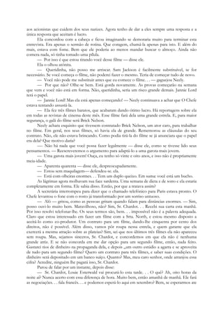 aos acionistas que cuidem dos seus narizes. Agora tenho de dar a eles sempre uma resposta e a
única resposta que aceitam é lucro.
Ela concordou com a cabeça e ficou imaginando se demoraria muito para terminar esta
entrevista. Era apenas o sermão de rotina. Que coragem, chamá-la apenas para isto. E além do
mais, estava com fome. Bem que ele poderia ao menos mandar buscar o almoço. Ainda não
comera nada, só tinha tomado uma pílula.
— Por isso é que estou tirando você desse filme — disse ele.
Ela o olhou atónita.
— Queridinha, não posso me arriscar. Sam Jackson é facilmente substituível, se for
necessário. Se você começa o filme, não poderei fazer o mesmo. Teria de começar tudo de novo.
— Você não pode me substituir antes que eu comece o filme. . . — gaguejou Neely.
— Por que não? Olhe-se bem. Está gorda novamente. As provas começarão na semana
que vem e você não está em forma. Não, queridinha, seria um risco grande demais. Jannie Lord
terá o papel.
— Jannie Lord! Mas ela está apenas começando! — Neely continuava a achar que O Chefe
estava tentando assustá-la.
— Ela fez três filmes baratos, que acabaram dando ótimo lucro. Há reportagens sobre ela
em todas as revistas de cinema deste mês. Esse filme fará dela uma grande estrela. E, para maior
segurança, o galã do filme será Brick Nelson.
Neely achara esquisito que tivessem contratado Brick Nelson, um ator caro, para trabalhar
no filme. Em geral, nos seus filmes, só havia ela de grande. Rememorou as cláusulas do seu
contrato. Não, ele não estava brincando. Como podia tirá-la do filme se já anunciara que o papel
era dela? Que motivo daria?
—- Não há nada que você possa fazer legalmente — disse ele, como se tivesse lido seus
pensamentos. — Reescreveremos o argumento para adaptá-lo a uma garota mais jovem.
— Uma garota mais jovem! Ouça, eu tenho só vinte e oito anos, e isso não é propriamente
meia-idade.
— Aparenta quarenta — disse ele, despreocupadamente.
— Estou sem maquilagem— defendeu-se. ela.
— Está com olheiras enormes. . . Tem um duplo queixo. Em suma: você está um bucho.
As lágrimas agora molhavam sua face sardenta. Uma semana de dieta e de sono e ela estaria
completamente em forma. Ele sabia disso. Então, por que a tratava assim?
A secretária interrompeu para dizer que o chamado telefónico para Paris estava pronto. O
Chefe levantou o fone com o rosto já transformado por um sorriso untuoso.
— Alô — gritou, como as pessoas gritam quando falam para distâncias enormes. — Sim,
posso ouvi-lo muito bem. Maravilhoso, não? Sim, Sr. Chardot. . . Recebi sua carta esta manhã.
Por isso resolvi telefonar-lhe. Os seus termos são, bem. . . impossível não é a palavra adequada.
Claro que estou interessado em fazer um filme com a Srta. North, e estou mesmo disposto a
aceitá-lo como co-produtor. Um contrato para um filme, dando-lhe cinquenta por cento dos
direitos, não é possível. Além disso, vamos pôr roupa nessa estrela, e quem garante que ela
exercerá a mesma atração sobre as plateias? Sim, sei que nos últimos três filmes ela não apareceu
sem roupa. Mas, sejamos sinceros, Sr. Chardot, e concordemos em que ela não é nenhuma
grande atriz. E se não concorda em me dar opção para um segundo filme, então, nada feito.
Gastarei rios de dinheiro na propaganda dela, e depois „um outro estúdio a agarra e se aproveita
de tudo para um segundo filme? Quero um contrato para três filmes, e saber suas condições. O
dinheiro será depositado em um banco suíço. Quanto? Mas, meu caro senhor, onde arranjou essa
cifra? Acredite, ninguém lhe pagará isso, Sr. Chardot.
Parou de falar por um instante, depois disse:
— Sr. Chardot, Louie Esterwald vai procurá-lo esta tarde. . . O quê? Ah, oito horas da
noite aí? Nunca acerto com essa diferença de hora. Muito bem, então amanhã de manhã. Ele fará
as negociações. . . fala francês. . . e podemos esperá-lo aqui em setembro? Bem, se esperarmos ate
 