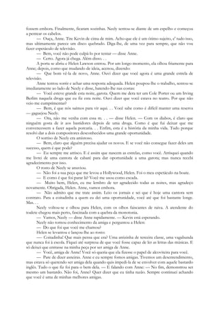 fossem embora. Finalmente, ficaram sozinhas. Neely sentou-se diante de um espelho e começou
a pentear os cabelos.
— Ouça, Anne. Tire Kevin de cima de mim. Acho que ele é um ótimo sujeito, e' tudo isso,
mas ultimamente parece um disco quebrado. Diga-lhe, de uma vez para sempre, que não vou
fazer espetáculo de televisão.
— Bem, você não pode culpá-lo por tentar — disse Anne.
— Certo. Agora já chega. Além disso. . .
A porta se abriu e Helen Lawson entrou. Por um longo momento, ela olhou friamente para
Anne; depois, como que mudando de ideia, acenou, dizendo:
— Que bom vê-la de novo, Anne. Ouvi dizer que você agora é uma grande estrela de
televisão.
Anne tentou sorrir e achar uma resposta adequada. Helen poupou-lhe o trabalho, sentou-se
imediatamente ao lado de Neely e disse, batendo-lhe nas costas:
— Você esteve grande esta noite, garota. Quem me dera ter um Cole Porter ou um Irving
Berlim naquela droga que eu fiz esta noite. Ouvi dizer que você estava no teatro. Por que não
veio me cumprimentar?
— Bem, é que nós saímos para vir aqui. . . Você sabe como é difícil manter uma reserva
— gaguejou Neely.
— Ora, não me venha com essa m. . . — disse Helen. — Com os diabos, é claro que
ninguém gosta de ir aos bastidores depois de uma droga. Como é que fui deixar que me
convencessem a fazer aquela porcaria. . . Enfim, esta é a história da minha vida. Tudo porque
resolvi dar a dois compositores desconhecidos uma grande oportunidade.
O sorriso de Neely era amistoso.
— Bem, claro que alguém precisa ajudar os novos. E se você não consegue fazer deles um
sucesso, quem é que pode?
— Eu sempre me arrisco. E é assim que nascem as estrelas, como você. Arrisquei quando
me livrei de uma cantora de cabaré para dar oportunidade a uma garota; mas nunca recebi
agradecimento por isso.
O rosto de Neely se anuviou.
— Não foi a sua peça que me levou a Hollywood, Helen. Foi o meu espetáculo na boate.
— E como é que foi parar lá? Você me usou como escada.
— Muito bem, Helen, eu me lembro de ter agradecido todas as noites, mas agradeço
novamente. Obrigada, Helen. Anne, vamos embora.
— Não admito que me trate assim. Leio os jornais e sei que é hoje uma cantora sem
contrato. Para a coitadinha a quem eu dei uma oportunidade, você até que foi bastante longe.
Mas. . .
Neely voltou-se e olhou para Helen, com os olhos faiscantes de raiva. A atendente do
toalete chegou mais perto, fascinada com a quebra da monotonia.
— Vamos, Neely — disse Anne rapidamente. — Kevin está esperando.
Neely não tomou conhecimento da amiga e perguntou a Helen:
— Do que foi que você me chamou?
Helen se levantou e lançou-lhe ao rosto:
—- Coitadinha! Que mais pensa que era? Uma atrizinha de terceira classe, uma vagabunda
que nunca foi à escola. Fiquei até surpresa de que você fosse capaz de ler as letras das músicas. E
só deixei que entrasse na minha peça por ser amiga de Anne.
— Você, amiga de Anne! Você só queria que ela fizesse o papel de alcoviteira para você.
— Pare de dizer asneiras. Anne e eu sempre fomos amigas. Tivemos um desentendimento,
mas estava só querendo ser amiga dela quando quis impedi-la de se envolver com aquele bastardo
inglês. Tudo o que fiz foi para o bem dela. — E falando com Anne: — No fim, demonstrou ser
mesmo um bastardo. Não foi, Anne? Quer dizer que eu tinha razão. Sempre continuei achando
que você é uma de minhas melhores amigas.
 
