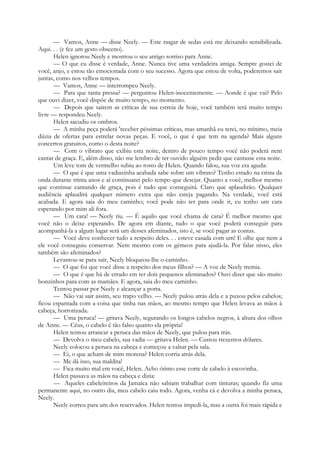 — Vamos, Anne — disse Neely. — Este rasgar de sedas está me deixando sensibilizada.
Aqui. . . (e fez um gesto obsceno).
Helen ignorou Neely e mostrou o seu antigo sorriso para Anne.
— O que eu disse é verdade, Anne. Nunca tive uma verdadeira amiga. Sempre gostei de
você, anjo, e estou tão emocionada com o seu sucesso. Agora que estou de volta, poderemos sair
juntas, como nos velhos tempos.
— Vamos, Anne — interrompeu Neely.
— Para que tanta pressa? — perguntou Helen-inocentemente. — Aonde é que vai? Pelo
que ouvi dizer, você dispõe de muito tempo, no momento.
— Depois que saírem as críticas de sua estreia de hoje, você também terá muito tempo
livre — respondeu Neely.
Helen sacudiu os ombros.
— A minha peça poderá 'receber péssimas críticas, mas amanhã eu terei, no mínimo, meia
dúzia de ofertas para estrelar novas peças. E você, o que é que tem na agenda? Mais alguns
concertos gratuitos, como o desta noite?
— Com o vibrato que exibiu esta noite, dentro de pouco tempo você não poderá nem
cantar de graça. E, além disso, não me lembro de ter ouvido alguém pedir que cantasse esta noite.
Um leve tom de vermelho subiu ao rosto de Helen. Quando falou, sua voz era aguda:
— O que é que uma vadiazinha acabada sabe sobre um vibrato? Tenho estado na crista da
onda durante trinta anos e aí continuarei pelo tempo que desejar. Quanto a você, melhor mesmo
que continue cantando de graça, pois é tudo que conseguirá. Claro que aplaudirão. Qualquer
audiência aplaudirá qualquer número extra que não esteja pagando. Na verdade, você está
acabada. E agora saia do meu caminho; você pode não ter para onde ir, eu tenho um cara
esperando por mim ali fora.
— Um cara! — Neely riu. — É aquilo que você chama de cara? É melhor mesmo que
você não o deixe esperando. De agora em diante, tudo o que você poderá conseguir para
acompanhá-la a algum lugar será um desses afeminados, isto é, se você pagar as contas.
— Você deve conhecer tudo a respeito deles. . . esteve casada com um! E olhe que nem a
ele você conseguiu conservar. Nem mesmo com os gémeos para ajudá-la. Por falar nisso, eles
também são afeminados?
Levantou-se para sair, Neely bloqueou-lhe o caminho.
— O que foi que você disse a respeito dos meus filhos? — A voz de Neely tremia.
— O que é que há de errado em ter dois pequenos afeminados? Ouvi dizer que são muito
bonzinhos para com as mamães. E agora, saia do meu caminho.
Tentou passar por Neely e alcançar a porta.
— Não vai sair assim, seu trapo velho. — Neely pulou atrás dela e a puxou pelos cabelos;
ficou espantada com a coisa que tinha nas mãos, ao mesmo tempo que Helen levava as mãos à
cabeça, horrorizada.
— Uma peruca! — gritava Neely, segurando os longos cabelos negros, à altura dos olhos
de Anne. — Céus, o cabelo é tão falso quanto ela própria!
Helen tentou arrancar a peruca das mãos de Neely, que pulou para trás.
— Devolva o meu cabelo, sua vadia — gritava Helen. — Custou trezentos dólares.
Neely colocou a peruca na cabeça e começou a valsar pela sala.
— Ei, o que acham de mim morena? Helen corria atrás dela.
— Me dá isso, sua maldita!
— Fica muito mal em você, Helen. Acho ótimo esse corte de cabelo à escovinha.
Helen passava as mãos na cabeça e dizia:
— Aqueles cabeleireiros da Jamaica não sabiam trabalhar com tinturas; quando fiz uma
permanente aqui, no outro dia, meu cabelo caiu todo. Agora, venha cá e devolva a minha peruca,
Neely.
Neely correu para um dos reservados. Helen tentou impedi-la, mas a outra foi mais rápida e
 