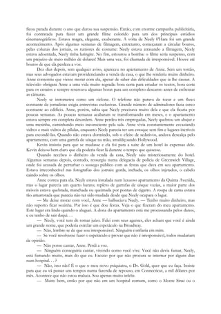 ficou parada durante o ano que durou sua suspensão. Então, com enorme campanha publicitária,
foi contratada para fazer um grande filme colorido para um dos principais estúdios
cinematográficos. Estava magra, elegante, exuberante. A volta de Neely 0'Hara foi um grande
acontecimento. Após algumas semanas de filmagem, entretanto, começaram a circular boatos,
pelas colunas dos jornais, os rumores de costume: Neely estava atrasando a filmagem, Neely
estava adoentada, Neely tinha laringite. No fim, estourou a bomba: o filme seria suspenso, com
um prejuízo de meio milhão de dólares! Mais uma vez, foi chamada de irresponsável. Houve até
boatos de que ela perdera a voz.
Dez dias depois, sem qualquer aviso, apareceu no apartamento de Anne. Sem um tostão,
mas seus advogados estavam providenciando a venda da casa, o que lhe renderia muito dinheiro.
Anne consentiu que viesse morar com ela, apesar de saber das dificuldades que ia lhe causar. A
televisão obrigara Anne a uma vida muito regrada: hora certa para estudar os textos, hora certa
para os ensaios e sempre reservava algumas horas para um completo descanso antes de enfrentar
as câmaras.
Neely se intrometeu como um ciclone. O telefone não parava de tocar e um fluxo
constante de jornalistas exigia entrevistas exclusivas. Grande número de admiradores fazia cerco
constante ao edifício. Anne, porém, sabia que Neely precisava muito dela e que ela ficaria por
poucas semanas. As poucas semanas acabaram se transformando em meses, e o apartamento
estava sempre em completa desordem. Anne perdeu três empregadas, Neely quebrou um abajur e
uma mesinha, caminhando meio inconsciente pela sala. Anne vivia constantemente esvaziando
vidros e mais vidros de pílulas, enquanto Neely parecia ter um estoque sem fim e lugares incríveis
para escondê-las. Quando não estava dormindo, sob o efeito de sedativos, andava descalça pelo
apartamento, com uma garrafa de uísque na mão, amaldiçoando Hollywood.
Kevin insistiu para que se mudasse e ela foi para a suite de um hotel às expensas dele.
Kevin deixou bem claro que ela poderia ficar lá durante o tempo que quisesse.
Quando recebeu o dinheiro da venda da casa, Neely saiu misteriosamente do hotel.
Algumas semanas depois, contudo, ressurgiu numa delegacia de polícia de Greenwich Village,
onde foi acusada de perturbar o sossego público com as festas que dava em seu apartamento.
Estava irreconhecível nas fotografias dos jornais: gorda, inchada, os olhos injetados, o cabelo
caindo sobre os olhos.
Anne correu para ela. Neely estava instalada num luxuoso apartamento da Quinta Avenida,
mas o lugar parecia um quarto barato; repleto de garrafas de uísque vazias, a maior parte dos
móveis estava quebrada, manchada ou queimada por pontas de cigarro. A roupa de cama estava
tão amarrotada que parecia não ter sido mudada desde que Neely ocupara o lugar.
— Me deixe morar com você, Anne — balbuciava Neely. — Tenho muito dinheiro, mas
não suporto ficar sozinha. Por isso é que dou festas. Veja o que fizeram do meu apartamento.
Este lugar era lindo quando o aluguei. A dona do apartamento está me processando pelos danos,
e eu tenho de sair daqui. . .
— Neely, você tem de tomar juízo. Falei com seus agentes, eles acham que você é ainda
um grande nome, que poderia estrelar um espetáculo na Broadway.
— Não, lembre-se de que sou irresponsável. Ninguém confiaria em mim.
— Se você resolvesse fazer o espetáculo e provar que não é irresponsável, todos mudariam
de opinião.
— Não posso cantar, Anne. Perdi a voz.
— Ninguém conseguiria cantar, vivendo como você vive. Você não devia fumar, Neely,
está fumando muito, mais do que eu. Escute: por que não procura se internar por alguns dias
num hospital. . . ?
— Não, isso não! É o que o meu novo psiquiatra, o Dr. Gold, quer que eu faça. Insiste
para que eu vá passar uns tempos numa fazenda de repouso, em Connecticut, a mil dólares por
mês. Acontece que não estou maluca. Sou apenas muito infeliz.
— Muito bem, então por que não em um hospital comum, como o Monte Sinai ou o
 