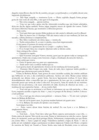 daqueles maravilhosos dias de fim de outubro, em que o ar perfumado e o sol pálido davam uma
impressão de primavera.
— Não fique zangada — murmurou Lyon. — Henry explodiu daquela forma porque
gosta de você como de uma filha, e não quer vê-la magoada.
— Não estou zangada. . . apenas confusa.
— Uma vez que toda a gente está lhe oferecendo conselhos que não foram solicitados,
deixe-me dar-lhe alguns também. Nunca julgue ninguém através da opinião dos outros. Todos
nós temos diferentes facetas, que mostramos a diferentes pessoas.
Anne sorriu.
— Você quer dizer que mesmo Hitler poderia ter sido amável e delicado com Eva Braun?
— Mais ou menos isso. E Henrique VIII não matou todas as suas mulheres. Se bem me
recordo, a última dominou-o completamente.
— Mas Allen é realmente um ótimo rapaz — insistiu ela.
— Tenho certeza disso. E, se este é o prédio, estou bem impressionado.
O táxi parou. O porteiro de serviço era outro.
— Queremos ver o apartamento do sr. Cooper — explicou Anne.
— O sr. Cooper falou-me a respeito. Queiram subir ao décimo andar.
Anne entregou-lhe a chave.
— Esperarei no saguão.
— Quê? Excursão sem guia? Vamos, menina, quero que me aponte todas as vantagens do
apartamento. Onde está a roupa, como funciona o fogão, a localização da caixa dos fusíveis...
Anne sentiu que corava.
— Estive lá apenas uma vez, para ver o apartamento.
— Ainda assim você o conhece melhor que eu.
Lyon gostou muito do apartamento. Gostou até da vizinhança do homem gordo.
— Chamarei Allen Cooper esta tarde. Antes de tudo, devo expressar minha gratidão a
você. Sugiro que almocemos por conta de Henry.
Foram ao Barberry Room. Anne gostou da suave escuridão azulada, das estrelas artificiais
que brilhavam no teto, e das confortáveis poltronas. Aceitou um sherry. Muitas coisas tinham
acontecido nas últimas vinte e quatro horas. Sen-tia-se ligeiramente confusa. E Lyon falava
descuidadamente sobre a maravilha que era o apartamento, do luxo que era a comida civil, do
renovado prazer que sentia de voltar à vida civil. Aos poucos, Anne foi saindo de seu mutismo.
Gostava da sua pronúncia, e da suave atmosfera do salão. Gostou de observar seu rosto. . . a
mudança de suas expressões faciais. . . do seu sorriso fácil.
— Você terá que se acostumar a ver Henry se intrometer em sua vida particular — disse
Lyon, enquanto acendia o cigarro de Anne —, mas é só porque ele lhe deseja o melhor. Colocou-
a num pedestal.
— Foi a você que ele colocou num pedestal — retrucou Anne. — Vê em você o próprio
futuro de Bellamy & Bel-lows.
— Isso ele via há quatro anos. As pessoas mudam bastante em quatro anos.
—- O sr. Bellamy não mudou de opinião a seu respeito.
Lyon pegou sua mão.
— Anne, vamos deixar desta história de senhor? Eu sou Lyon e o sr. Bellamy é
simplesmente Henry.
Anne sorriu.
— Está bem. . . Lyon. Você deve saber que Henry esperou ansiosamente a sua volta. —
Então, parou de repente. Não era da sua conta. Nunca se intrometera na vida dos outros. Apesar
disso, no momento, sentia que devia proteger Henry. Subitamente, compreendeu por que Henry
era contra Allen — fazia o papel de amigo. Vislumbrou também a lógica de Neely — não se
podia ser um verdadeiro amigo e permanecer no plano impessoal. Falaria com Henry a respeito
do interesse de Neely em Tocando as Nuvens. Sentiu uma onda de liberdade, como se estivesse
 