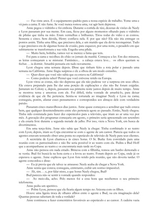 — Faz vinte anos. É o equipamento-padrão para a nossa espécie de trabalho. Tome uma e
vá para a cama. E não fume. Se você nunca tomou uma, vai agir bem depressa.
Anne pegou o vidrinho e foi embora. Durante a corrida de táxi, dezenas de visões de Neely
e Lyon passaram por sua mente. Em casa, ficou por alguns momentos olhando para o vidrinho
de pílulas que tinha na mão. Eram vermelhas e brilhantes. Tirou todas do vidro e as contou.
Sessenta e cinco. Sem dúvida, Henry confiava nela. E por que não? Ela não iria entregar os
pontos assim. Tinha uma filha, que precisava dela, e um marido que ela devia reconquistar. Tudo
o que precisava era de algumas horas de evasão, pata esquecer, por uma noite, o pesadelo em que
subitamente se transformara a sua vida. Engoliu uma pílula.
— Muito bem, bolinha, vamos ver se merece a fama que tem.
Foi para a cama e recolheu do chão os jornais da manhã. Começou a ler. Em dez minutos,
as letras começaram a se misturar. Fantástico... a cabeça estava leve... os olhos queriam se
fechar. . . ia dormir. Amanhã pensaria em tudo novamente.
Lyon chegou uma semana depois. Disse que tinham feito a rota polar e passado uma
semana na Califórnia. Anne fingiu surpresa e ele a olhou de um modo estranho.
— Quer dizer que você não sabia que eu estava na Califórnia?
— Como poderia saber? Pensei que você estivesse retido na Europa.
Lyon virou as costas, não tão depressa que ela não pudesse ver a surpresa em seus olhos.
Ele estava preparado para lhe dar uma porção de explicações e elas não lhe foram exigidas.
Jantaram no Colony e, depois, passaram sua primeira noite juntos depois de muito tempo. Anne
se mostrou terna e amorosa com ele. Foi difícil, tinha vontade de arranhá-lo, para deixar
evidência de que ele lhe pertencia. Sentiu-se torturada ao imaginar Neely e Lyon na cama;
conseguiu, porém, afastar esses pensamentos e correspondeu aos abraços dele com verdadeira
paixão.
Passaram cinco maravilhosos dias juntos. Anne quase começava a acreditar que tudo estava
bem, que qualquer desentendimento entre eles pertencia agora ao passado. Então, Neely chegou.
Tinha sido contratada para fazer dez espetáculos para a televisão, que iriam ao ar uma vez por
mês. A gravação dos programas começaria em agosto, o primeiro seria apresentado em setembro
e ela estaria livre durante a segunda metade de julho. Por isso, viera a Nova York, em busca de
divertimentos.
Era uma terça-feira. Anne não sabia que Neely ia chegar. Tinha combinado ir ao teatro
com Lyon; depois, iriam ao Copa encontrar-se com o agente de um cantor. Parecia que todos os
agentes estavam tentando obter uma ponta no espetáculo de televisão de Neely para seus clientes.
A secretária de Lyon chamou-a às cinco horas. O Sr. Burke fora convidado para uma
reunião com os patrocinadores e não lhe seria possível ir ao teatro com ela. Pedira a Bud Hoff
que a acompanhasse ao teatro e os encontraria mais tarde no Copa.
Anne não pensou em nada errado. Brincou com a filhinha, tomou um banho demorado e
se vestiu. Bud foi buscá-la na hora certa e a levou ao teatro. Foram depois ao Copa, onde já os
esperava o agente. Anne explicou que Lyon fora retido pela reunião, que não deveria tardar. O
agente concordou e disse:
— Eu já previa que ele talvez se atrasasse: Neely acaba de chegar a Nova York.
Anne sentia que corava; conseguiu, entretanto, exibir um sorriso impassível.
— Ah, sim. . . e, por falar nisso, a que horas Neely chegou, Bud?
Bud pareceu não se sentir à vontade quando respondeu:
— Ao meio-dia, acho. Pelo menos foi a essa hora que recebemos o seu primeiro
telefonema.
Anne pediu um aperitivo.
— Pobre Lyon, pensou que ela ficaria algum tempo no Arizona com os filhos.
Houve uma ligeira troca de olhares aflitos entre o agente e Bud, ou era imaginação dela?
Quantas pessoas saberiam de toda a verdade?
Anne continuou a fazer comentários favoráveis ao espetáculo e ao cantor. A cadeira vazia
 
