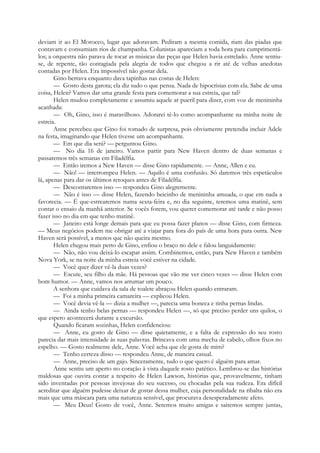 deviam ir ao El Morocco, lugar que adoravam. Pediram a mesma comida, riam das piadas que
contavam e consumiam rios de champanha. Colunistas apareciam a toda hora para cumprimentá-
los; a orquestra não parava de tocar as músicas das peças que Helen havia estrelado. Anne sentiu-
se, de repente, tão contagiada pela alegria de todos que chegou a rir até de velhas anedotas
contadas por Helen. Era impossível não gostar dela.
Gino berrava enquanto dava tapinhas nas costas de Helen:
— Gosto desta garota; ela diz tudo o que pensa. Nada de hipocrisias com ela. Sabe de uma
coisa, Helen? Vamos dar uma grande festa para comemorar a sua estreia, que tal?
Helen mudou completamente e assumiu aquele ar pueril para dizer, com voz de menininha
acanhada:
— Oh, Gino, isso é maravilhoso. Adorarei tê-lo como acompanhante na minha noite de
estreia.
Anne percebeu que Gino foi tomado de surpresa, pois obviamente pretendia incluir Adele
na festa, imaginando que Helen tivesse um acompanhante.
— Em que dia será? — perguntou Gino.
— No dia 16 de janeiro. Vamos partir para New Haven dentro de duas semanas e
passaremos três semanas em Filadélfia.
— Então iremos a New Haven — disse Gino rapidamente. — Anne, Allen e eu.
— Não! — interrompeu Helen. — Aquilo é uma confusão. Só daremos três espetáculos
lá, apenas para dar os últimos retoques antes de Filadélfia.
— Descontaremos isso — respondeu Gino alegremente.
— Não é isso — disse Helen, fazendo beicinho de menininha amuada, o que em nada a
favorecia. — É que-estrearemos numa sexta-feira e, no dia seguinte, teremos uma matinê, sem
contar o ensaio da manhã anterior. Se vocês forem, vou querer comemorar até tarde e não posso
fazer isso no dia em que tenho matinê.
— Janeiro está longe demais para que eu possa fazer planos — disse Gino, com firmeza.
— Meus negócios podem me obrigar até a viajar para fora do país de uma hora para outra. New
Haven será possível, a menos que não queira mesmo.
Helen chegou mais perto de Gino, enfiou o braço no dele e falou languidamente:
— Não, não vou deixá-lo escapar assim. Combinemos, então, para New Haven e também
Nova York, se na noite da minha estreia você estiver na cidade.
— Você quer dizer vê-la duas vezes?
— Escute, seu filho da mãe. Há pessoas que vão me ver cinco vezes — disse Helen com
bom humor. — Anne, vamos nos arrumar um pouco.
A senhora que cuidava da sala de toalete abraçou Helen quando entraram.
— Foi a minha primeira camareira — explicou Helen.
— Você devia vê-la — dizia a mulher —, parecia uma boneca e tinha pernas lindas.
— Ainda tenho belas pernas — respondeu Helen —, só que preciso perder uns quilos, o
que espero acontecerá durante a excursão.
Quando ficaram sozinhas, Helen confidenciou:
— Anne, eu gosto de Gino — disse quietamente, e a falta de expressão do seu rosto
parecia dar mais intensidade às suas palavras. Brincava com uma mecha de cabelo, olhos fixos no
espelho. — Gosto realmente dele, Anne. Você acha que ele gosta de mim?
— Tenho certeza disso — respondeu Anne, de maneira casual.
— Anne, preciso de um gajo. Sinceramente, tudo o que quero é alguém para amar.
Anne sentiu um aperto no coração à vista daquele rosto patético. Lembrou-se das histórias
maldosas que ouvira contar a respeito de Helen Lawson, histórias que, provavelmente, tinham
sido inventadas por pessoas invejosas do seu sucesso, ou chocadas pela sua rudeza. Era difícil
acreditar que alguém pudesse deixar de gostar dessa mulher, cuja personalidade na ribalta não era
mais que uma máscara para uma natureza sensível, que procurava desesperadamente afeto.
— Meu Deus! Gosto de você, Anne. Seremos muito amigas e sairemos sempre juntas,
 