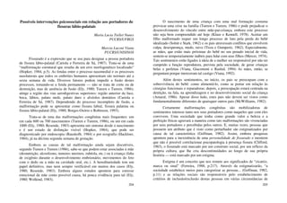 204
Possíveis intervenções psicossociais em relação aos portadores de
fissuras lábio-palatais
Maria Lucia Tiellet Nunes
PUCRS/UFRGS
Marcia Luconi Viana
PUCRS/UNISINOS
Fissurado é a expressão que se usa para designar a pessoa portadora
de fissura lábio-palatal (Cariola e Ferreira de Sá, 1987). Trata-se de uma
“malformação estrutural que resulta de um erro morfogenético localizado”
(Hopker, 1984, p.5). As fendas entre o processo nasomedial e os processos
nasolaterais que todos os embriões humanos apresentam são normais até a
sexta semana de vida. Diversos fatores podem impedir a fusão destes
processos, tomando-se a fenda permanente — não se trata de corte ou de
destruição, mas de ausência de fusão (Ely, 1980; Tureen e Tureen, 1986);
atinge a região das vias aerodigestivas superiores: região anterior da face,
boca, lábios, palato mole, palato duro e alvéolos dentários (Cariola e
Ferreira de Sá, 1987). Dependendo do processo incompleto de fusão, a
malformação pode se apresentar como fissura labial, fissura palatina ou
fissura lábio-palatal (Ely, 1980; Borges-Osório e Robinson, 1993).
Trata-se de uma das malformações congênitas mais frequentes: um
em cada 600 ou 700 nascimentos (Tureen e Tureen, 1986), ou um em cada
1000 (Ely, 1980; Resende, 1983) apresenta um sintoma desde o nascimento
e é um estado de disfunção visível (Hopker, 1984), que pode ser
diagnosticado por endoscopia (Rauskolb, 1984) e por ecografia (Hackloer,
1984), já na décima segunda semana de gestação.
Embora as causas de tal malformação ainda sejam discutíveis,
segundo Tureen e Tureen (1986), sabe-se que podem estar associadas à mãe
(desnutrição, alcoolismo, tumores uterinos, rubéola, etc.) ou à criança (falta
de oxigênio durante o desenvolvimento embrionário, movimentos do feto
com o dedo ou a mão na cavidade oral, etc.). A hereditariedade tem um
papel definitivo, mas nem sempre verificável em muitos dos casos (Ely,
1980; Resende, 1983). Embora alguns estudos apontem para estresse
emocional da mãe como possível causa, há pouca evidência para tal (Ely,
1980; Wolkind, 1983).
205
O nascimento de uma criança com uma mal formação costuma
provocar uma crise na família (Tureen e Tureen, 1986) e pode prejudicar o
desenvolvimento do vínculo entre mãe-pai-criança, embora este processo
não seja bem compreendido até hoje (Klaus e Kennell, 1978). Aceitar um
filho malformado requer um longo processo de luto pela perda do bebê
idealizado (Solnit e Stark, 1962) e os pais atravessam conflitos que envolvem
culpa, desesperança, medo, raiva (Tisza e Gumpertz, 1962). Especialmente,
as mães, que estão mais próximas do bebê no seu penado inicial de vida,
sentem-se temporariamente inábeis para lidar com seus filhos (Mercer, 1974).
Tais sentimentos estão ligados à ideia de a mulher ser responsável por não ter
cumprido a função reprodutora, prevista pela sociedade, de gerar crianças
belas e perfeitas (Viana, Giacomoni e Rashid, 1994) As mães, então, se
perguntam porque mereceram tal castigo (Viana, 1992).
Além destes sentimentos, no início, os pais se preocupam com a
sobrevivência do bebê: como alimentá-lo, como se portar em relação às
cirurgias funcionais e reparadoras; depois, a preocupação estará centrada na
dentição, na fala, na aprendizagem e no desenvolvimento social da criança
(Amaral, 1986). Apesar disso tudo, estes pais não devem ser vistos como
fundamentalmente diferentes de quaisquer outros pais (McWilliams, 1982).
Certamente malformações congênitas são mobilizadoras de
sentimentos intensos tanto nos seus portadores como naqueles que com eles
convivem. Uma sociedade que tenha como grande valor a beleza e a
perfeição físicas agravará a maneira como tais malformações são vivenciadas
por seus portadores e percebidas pelos outros. E, muitas vezes, pessoas que
possuem um atributo que é visto como perturbador são estigmatizados por
causa de tal característica (Goffman, 1982). Assim, embora pesquisas
apontem para a inexistência de uma personalidade de fissurado e mostrem
que não é possível correlacionar psicopatologia à presença fissura (Clifford,
1983), o fissurado está marcado por um construto social, por um reflexo da
própria cultura, que lhe cria descontinuidades ao longo de sua própria
história — está marcado por um estigma.
Estigma é um conceito que nos remete aos significados de “cicatriz,
marca ou sinal” (Ferreira, 1988, p.217). Através da estigmatizarão, “a
sociedade estabelece meios para categorizar as pessoas... (Goffman, 1982,
p.11) e as relações sociais são responsáveis pelo estabelecimento de
critérios de inclusão/exclusão destas pessoas em várias circunstâncias de
 