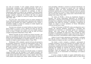 206
suas vidas em sociedade. E assim, qualquer alteração naquilo que é
convencionado socialmente como estabelecido/esperado será alvo de
estigmatização e o problema daqueles tidos como desviantes é remetido, ao
nível do senso comum, à perspectiva da patologia. A ideia de
estigmatização implícita ou explícita, que acompanha o indivíduo portador
de uma malformação, implica necessariamente num quadro relacional, pois
qualquer categoria conquistada ou atribuída não pode ser pensada
isoladamente, mas no quadro do sistema de relações sociais (Goffman,
1982; Velho, 1985).
Em nosso meio, várias pesquisas acerca de crianças portadoras de
fissuras lábio-palatais proporcionaram dados importantes para medidas de
intervenção que permitem uma melhor compreensão de tais crianças e
possibilitam trabalhar na direção de mudanças de atitude daqueles que
convivem ou trabalham com elas.
Em entrevistas realizadas com setenta famílias de crianças fissuradas,
ficam evidentes as cicatrizes sociais, impostas por forças de meio que
buscam excluir, marginalizar essas crianças, como, por exemplo, quando a
escola se recusa a receber uma menina até que ela tenha sua fissura
corrigida cirurgicamente (Bauermann e Viana, 1993).
Meninas fissuradas são mais excluídas que meninos fissurados e são
mais presas ao ambiente doméstico, pois tem menor número de amigos/as,
podem, por determinação dos pais exercer menos atividades fora de casa e
assumem mais responsabilidades por atividades domésticas, além do que é
esperado em relação ao gênero feminino (Nunes e Viana, 1994).
Wiethaeuper (1993), estudando a questão da fissura pela perspectiva
das percepções interpessoais e da teoria das representações sociais, obteve
resultados preliminares que indicam que os próprios odontólogos são
aqueles que se portam de forma mais crítica e estereotipada diante de fotos
de crianças fissuradas e não fissuradas, alocando maior quantidade de
adjetivos negativos às crianças fissuradas.
Muitos estudos sobre fissurados são criticados porque: a) comparam
crianças fissuradas com não fissuradas; b) não separam fissurados sem
evidência de psicopatologia daqueles com sinais e sintomas psicopatológicos;
c) não utilizam uma teoria para analisar os dados achados. Assim, Viana
(1992) projetou uma pesquisa para estudar somente fissurados, através da
207
teoria psicanalítica, utilizando os conceitos de separação-individuação e do
complexo de Édipo e excluindo da amostra casos com suspeita de
retardamento mental e/ou outras psicopatologias graves. Resultados
preliminares apontam para um desenvolvimento psicossocial de quarenta
meninos e meninas, de 5 a 6 anos e 9 meses, conforme o previsto pela teoria
para essa faixa etária. Portanto, essas crianças estão se desenvolvendo como
qualquer outra criança (Viana, 1993).
No âmbito da PUCRS, o Serviço de Atendimento Integrado a
Pacientes com Fissura Lábio-Palatal (SEFLAPA) da Faculdade de
Odontologia e o Programa de Pós-Graduação de Psicologia do Instituto de
Psicologia vêm se propondo a realizar vários trabalhos, com O objetivo de
atendimento mais amplo dos fissurados e informação e modificação de
atitudes em relação às pessoas portadoras de fissuras lábio-palatais,
conforme descrição que se segue.
O Setor de Psicologia do SEFLAPA realiza psicodiagnóstico para a
clientela que apresenta problemas psicológicos e encaminha para
atendimento em instituições na comunidade quando um tratamento é
indicado. Além disso, sempre que necessário, realiza atendimentos
psicológicos na modalidade de terapia breve. Outra atividade de caráter
terapêutico é a ludoterapia para preparar crianças muito ansiosas, fóbicas ou
resistentes para aceitar os procedimentos médico-cirúrgicos-odontológicos.
Grupos de sala de espera oportunizam esclarecimentos e orientação
para mães de crianças e adolescentes fissurados. Um grupo de sala de
espera trabalha em conjunto com mães e seus filhos/as adolescentes.
Em relação a ensino e pesquisa, a produção e apresentação de
resultados de pesquisa é um dos alvos principais das atividades. Uma série
de trabalhos vem sendo apresentados em eventos científicos nacionais e
internacionais e publicados em revistas de Odontologia e Psicologia. Foram
produzidos dois trabalhos de conclusão de curso em Psicologia e uma
monografia de conclusão de curso de especialização em Diagnóstico
Psicológico. Estão em andamento duas dissertações de mestrado em
Psicologia e uma tese de doutoramento em Odontologia com temáticas
relativas a fissuras.
É estreita a relação de trabalho em equipe multidisciplinar para o
atendimento dos fissurados e produção científica relativa ao tema. Fazem
 