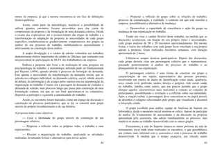 84
rumos da empresa, já que a mesma encontrava-se em fase de definições
técnico-políticas.
Assim, como parte da metodologia, inseriu-se a possibilidade de
utilizar quantos encontros fossem necessários para dar conta da
compreensão da proposta e da formulação de uma demanda coletiva. Desde
o exame das expectativas até o esclarecimento das etapas de trabalho e a
transformação ou adaptação da proposta às necessidades de cada grupo
específico, estabeleceram-se gradativamente compromissos dos grupos na
análise de seu processo de trabalho, mobilizando-os racionalmente e
afetivamente na construção desta análise.
A ampla divulgação e o caráter de adesão voluntária aos trabalhos
demonstraram efeitos importantes de crédito às Oficinas, que contaram com
um percentual de participação de 84,4% dos trabalhadores da empresa.
Embora a proposta não fosse a de realização de uma pesquisa em
psicopatologia do trabalho, a metodologia utilizada pode ser fundamentada
por Dejours (1994), quando aborda o processo de formação da demanda.
Este aponta a necessidade da transformação da demanda inicial, que se
articula no colóquio individual, na demanda coletiva, social, obtida através
do debate, da informação e do avanço pelos sujeitos em sua interpretação da
organização do trabalho. O autor cita a passagem da demanda de cuidados à
demanda de sentido, num processo longo que passa pela construção de uma
formulação comum, em que ao seu final apresentam-se os voluntários,
dispostos a participar e a garantir a autenticidade do trabalho.
Assim, os encontros foram marcados como um espaço de discussão e
construção do processo participativo, que se dá, se constrói num grupo
através do próprio reconhecimento e de sua história.
A proposta tinha como objetivos
— Criar a identidade do grupo através da construção de um
personagem coletivo;
— Propiciar a reflexão sobre as próprias vidas, o trabalho e suas
repercussões;
— Discutir a organização do trabalho, analisando as atividades
realizadas, levantando formas e alternativas para novas ações;
85
— Propiciar a reflexão do grupo sobre as relações de trabalho,
processo de comunicação, a realidade, o contexto em que está inserida a
empresa, possibilitando a alternativa de mudança;
— Desenvolver a capacidade de consciência e ação do grupo na
mudança de sua organização no trabalho.
Tendo em vista o caráter flexível deste trabalho, na medida que as
discussões aconteciam, em função do seu próprio ritmo e necessidades,
cada grupo realizou de 08 a 20 encontros aproximadamente. Da mesma
forma, o início dos trabalhos com cada grupo ficou vinculado a sua própria
adesão à proposta. Eram realizados encontros semanais, com duração
aproximada de 2 horas.
Utilizou-se sempre técnicas participativas. Depois das discussões,
cada grupo deveria criar um personagem coletivo que o representasse,
passando posteriormente à análise do processo de trabalho e ao
planejamento de sua organização.
O personagem coletivo é uma forma de construir em grupo a
caracterização de um sujeito representativo das pessoas presentes,
envolvendo um roteiro de dados de identificação como idade, aparência,
sexo, estado civil, profissão, medos, desejos e projetos, vida social, saúde
no trabalho, família, entre outros, que aos poucos permite que o grupo
elenque aquelas características mais marcantes e comuns ao conjunto de
participantes, possibilitando a revelação e a reflexão sobre sua identidade.
Após a criação verbal, o personagem deve concretizar-se no papel através
de desenhos e colagens selecionados pelo grupo, que visualizará e discutirá
a fotografia criada.
O grupo escolhido para análise, equipe de Analistas de Suporte em
Informática, desde o momento inicial mostrou-se crítico. Apesar de participar
da análise do levantamento de necessidades e da discussão da proposta
apresentada pela assessoria, não aderiu imediatamente ao processo, mas
manteve-se atento ao trabalho desenvolvido com os outros grupos.
Fisicamente, a sala do Suporte situava-se muito próxima da sala de
treinamento, local onde eram realizados os encontros, o que possibilitava
um contato mais informal com a assessoria e com o processo de trabalho
desenvolvido. À medida que o tempo avançava, um vínculo maior
 
