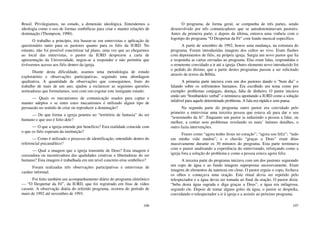106
Brasil. Privilegiamos, no estudo, a dimensão ideológica. Entendemos a
ideologia como o uso de formas simbólicas para criar e manter relações de
dominação (Thompson, 1990).
O trabalho a princípio, iria basear-se em entrevistas e aplicação de
questionário tanto para os pastores quanto para os fiéis da IURD. No
entanto, não foi possível concretizar tal plano, uma vez que ao chegarmos
ao local das entrevistas, o pastor da IURD desprezou a carta de
apresentação da Universidade, negou-se a responder e não permitiu que
tivéssemos acesso aos fiéis dentro da igreja.
Diante desta dificuldade, usamos uma metodologia de estudo
exploratório e observações participativas, seguindo uma abordagem
qualitativa. A quantidade de observações que conseguimos, fruto do
trabalho de mais de um ano, ajudou a esclarecer as seguintes questões
norteadoras que formulamos, sem com isto esgotar este instigante estudo:
— Quais os mecanismos de comunicação usados para captar e
manter adeptos e se entre estes mecanismos é utilizado algum tipo de
persuasão no sentido de criar ou reproduzir a dominação?
— De que forma a igreja penetra no “território de fantasia” do ser
humano e que uso é feito dele?
— O que a igreja entende por beneficio? Esta realidade coincide com
o que os fiéis esperam da instituição?
— Como é utilizado o processo de identificação, entendido dentro do
referencial psicanalítico?
— Qual a imagem que a igreja transmite de Deus? Esta imagem é
cerceadora ou incentivadora das qualidades criativas e libertadoras do ser
humano? Esta imagem é trabalhada em um nível concreto e/ou simbólico?
Foram realizadas três observações participativas e entrevistas de
caráter informal.
Foi feito também um acompanhamento diário do programa eletrônico
— “O Despertar da Fé”, da IURD, que foi registrado em fitas de vídeo
cassete. A observação diária do referido programa, ocorreu do período de
maio de 1992 até novembro de 1993.
107
O programa, de forma geral, se compunha de três partes, sendo
desenvolvido por três comunicadores que se autodenominavam pastores.
Antes da primeira parte, e depois da última, entrava uma vinheta com o
logotipo do programa “O Despertar da Fé” com fundo musical específico.
A partir de setembro de 1992, houve uma mudança, na estrutura do
programa. Foram introduzidas imagens dos cultos ao vivo. Eram flashes
com depoimentos de fiéis, na própria igreja. Surgia um novo pastor que lia
e respondia as cartas enviadas ao programa. Elas eram lidas, respondidas e
o remetente convidado a ir até a igreja. Outro elemento novo introduzido foi
o pedido do dízimo, que a partir destes programas passou a ser solicitado
através de textos da Bíblia.
A primeira parte iniciava com um dos pastores dando o “bom dia” e
falando sobre os sofrimentos humanos. Era escolhido um tema como por
exemplo: problemas conjugais, doença, falta de dinheiro. O pastor iniciava
então um “bombardeio verbal” e terminava apontando a IURD como a solução
infalível para aquele determinado problema. A fala era rápida e sem pausa.
Na segunda parte do programa outro pastor era convidado pelo
primeiro a entrevistar uma terceira pessoa que estava ali para dar o seu
“testemunho da fé”. Enquanto um pastor ia induzindo a pessoa a falar, ou
melhor, a contar seus problemas revelando os mais’ íntimos detalhes, o
outro fazia intervenções.
Frases como “agora tenho Jesus no coração”; “agora sou feliz”; “tudo
em minha vida mudou”; e o chavão “graças a Deus” eram ditas
massivamente durante os 30 minutos do programa. Esta parte terminava
com o pastor analisando a experiência do entrevistado, reforçando como a
igreja fora a solução do problema e como a pessoa estava agora feliz.
A terceira parte do programa iniciava com um dos pastores segurando
um copo de água e ao fundo imagens superpostas sucessivamente. Eram
imagens de elementos da natureza em close. O pastor erguia o copo, fechava
os olhos e começava uma oração. Este ritual devia ser repetido pelo
telespectador e a água devia ser tomada ao final da oração. O pastor dizia:
“beba desta água sagrada e diga graças a Deus”, a água era milagrosa,
segundo ele. Depois de tomar alguns goles da água, o pastor se despedia,
convidando o telespectador a ir à igreja e a assistir ao próximo programa.
 
