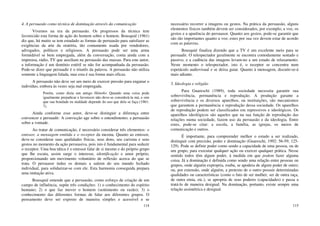 114
4. A persuasão como técnica de dominação através da comunicação
Vivemos na era da persuasão. Os progressos da técnica tem
favorecido esta forma de ação do homem sobre o homem. Bousquié (1961)
diz que, há muito se tem estudado as formas de persuasão para satisfazer as
exigências da arte da oratória, tão comumente usada por vendedores,
advogados, políticos e religiosos. A persuasão pode ser uma arma
formidável se bem empregada, além da conversação, conta ainda com a
imprensa, rádio, TV que auxiliam na persuasão das massas. Para este autor,
a informação é um domínio estéril se não for acompanhada da persuasão.
Pode-se dizer que persuadir é o triunfo da palavra. A persuasão não utiliza
somente a linguagem falada, mas esta é sua forma mais eficaz.
A persuasão não deve ser um meio de exercer pressão para enganar o
indivíduo, embora às vezes seja mal empregada.
Porém, como dizia um antigo filósofo: Quando uma coisa pode
igualmente prejudicar e favorecer não deve-se considerá-la má, e sim
que sua bondade eu maldade depende do uso que dela se faça (1961:
7).
Ainda conforme esse autor, deve-se distinguir a diferença entre
convencer e persuadir. A convicção age sobre o entendimento; a persuasão
sobre a vontade.
Ao tratar de comunicação, é necessário considerar três elementos: o
emissor, a mensagem emitida e o receptor da mesma. Quanto ao emissor,
deve-se considerar suas qualidades físicas, seus dons, seu carisma e seus
gestos no momento da ação persuasiva, pois isto é fundamental para seduzir
o receptor. Uma boa tática é o emissor falar de si mesmo e do próprio grupo
que lhe escuta, assim surge o interesse, identificação e amor próprio,
proporcionando um movimento voluntário de reflexão acerca do que se
trata. O persuasor induz os demais a saírem do seu mundo fechado
individual, para solidarizar-se com ele. Esta harmonia conseguida prepara
uma imitação ativa.
Bousquié entende que a persuasão, como esforço de criação de um
campo de influência, supõe três condições: 1) o conhecimento do espírito
humano; 2) o que faz mover o homem (sentimento ou razão); 3) o
conhecimento das diferentes formas de falar aos diferentes grupos. O
pensamento deve ser exposto de maneira simples e acessível e se
115
necessário recorrer a imagens ou gestos. Na prática da persuasão, alguns
elementos físicos também devem ser considerados, por exemplo, a voz, os
gestos e a aparência do persuasor. Quanto aos gestos, pode-se garantir que
são tão importantes quanto a voz; estes por sua vez devem estar de acordo
com as palavras.
Bousquié finaliza dizendo que a TV é um excelente meio para se
persuadir. O telespectador geralmente se encontra comodamente sentado e
passivo, e a cadência das imagens levam-no a um estado de relaxamento.
Neste momento o telespectador, isto é, o receptor se concentra num
espetáculo audiovisual e se deixa guiar. Quanto à mensagem, discutir-se-á
mais adiante.
5. Ideologia e religião
Para Guareschi (1989), toda sociedade necessita garantir sua
sobrevivência, permanência e reprodução. A produção garante a
sobrevivência e os diversos aparelhos, ou instituições, são mecanismos
que garantem a permanência e reprodução dessa sociedade. Os aparelhos
de reprodução podem ser classificados em repressivos e ideológicos. Os
aparelhos ideológicos são aqueles que na sua função de reprodução das
relações numa sociedade, fazem uso da persuasão e da ideologia. Entre
estes, pode-se citar: a escola, a família, as igrejas, os meios de
comunicação e outros.
É importante, para compreender melhor o estudo a ser realizado,
distinguir com precisão, poder e dominação (Guareschi, 1992: 56-59; 125-
129). Pode se definir poder como sendo a capacidade de uma pessoa, ou de
um grupo, para executar qualquer ação ou exercer qualquer prática. Nesse
sentido todos têm algum poder, à medida em que podem fazer alguma
coisa. Já a dominação é definida como sendo uma relação entre pessoas ou
grupos, onde alguém expropria, rouba, se apodera de algum poder de outro;
ou, por extensão, onde alguém, a pretexto de o outro possuir determinadas
qualidades ou características (como o fato de ser mulher, ser de outra raça,
de outra etnia, etc.), se apropria de seus poderes (capacidades) e passa a
tratá-lo de maneira desigual. Na dominação, portanto, existe sempre uma
relação assimétrica e desigual.
 