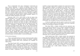 116
Para se compreender como surge a dominação, é útil discutir um
outro conceito importante: o conceito de Ideologia. Pode-se definir
ideologia, como sendo o uso, o emprego de formas simbólicas para criar,
sustentar e reproduzir determinados tipos de relações. Ideologia é o que vai
dar sentido, significado às coisas, sua dimensão valorativa, podendo servir
para criar e sustentar relações justas, éticas, de fraternidade, ou também
para criar e sustentar relações assimétricas e injustas. Thompson (1990), usa
o termo ideologia para designar apenas relações desiguais, injustas. É a
acepção que também empregamos nesse estudo.
Guareschi (1985: 21-25 e 1985: 85-89), ao falar das igrejas como
aparelhos ideológicos, situa os agentes religiosos (pastores, ministros, etc.),
como situados num contexto histórico particular, mostrando a
impossibilidade de neutralidade. Conforme este autor, há igrejas que muitas
vezes servem aos interesses dos donos do poder e não denunciam a
absolutização deste, não possuem uma postura critica diante do social e não
mostram a dominação e repressão: são de tipo superestrutural, na
conceituação de Enrique Dussel (1980). Neste caso, não causam incômodo
a um regime dominador e é provável que estejam servindo a este. E no caso
de igrejas que atribuem aos deuses a explicação do universo e a raiz de
todos os males, ou colocam a solução de todos os problemas na entrega
total a Jesus, deve-se questionar a quais interesses estes grupos estão
servindo. (Dussel, 1980:86) Mas lembra também Guareschi (1989), que
todos os aparelhos ideológicos, apresentam contradições: verifica-se através
da história, igrejas a serviço do poder e a serviço da libertação.
6. O território de fantasia
Vimos a necessidade de buscar um outro conceito para poder explicar
nossos dados. Decidimos chamá-lo de “território de fantasia”, inspiradas
numa crônica de Moacir Seliar (1991). Analisamos essa “realidade” em
alguns autores.
Para Viktor Frankl (1987), encontrar um significado e um sentido de
responsabilidade para a existência é imprescindível. O autor distingue
várias formas de neurose e atribui algumas delas (as neuroses noogênicas) à
incapacidade do indivíduo encontrar este sentido para a vida. Enquanto
Freud acentua as frustrações da vida sexual; Frankl aponta a frustração do
desejo de sentido e significado (1987: 8). Segundo ele, é necessário
117
acreditar e carregar sempre alguém ou alguma coisa, sejam pessoas amadas,
obras, sentimentos religiosos ou perspectivas de futuro para se vencer
dificuldades. Ele cita várias vezes uma frase de Nietzsche: “quem tem por
que viver pode suportar quase qualquer como”. Acredita na capacidade
humana de transcender sua situação difícil e descobrir uma adequada
verdade orientadora (Frankl, 1987: 9-10). Afirma: “A liberdade interior do
ser humano, a qual não se lhe pode tirar, permite-lhe até o último suspiro
configurar a sua vida de modo que tenha sentido” (1987: 85). A angústia
existencial, segundo ele, provém da preocupação da pessoa saber se sua
vida tem ou não sentido, isto é, se vale a pena ser vivida. Para ele a vida
realmente tem sentido quando conseguimos transformar criativamente os
aspectos negativos em algo positivo. O ser humano não é alguém em busca
da felicidade, mas sim alguém em busca de uma razão para ser feliz.
A busca de sentido pela vida deve partir de cada um; não se pode
esperar que este sentido venha de fora para dentro, assim como a esperança,
o amor e a fé não podem ser impostos ou exigidos.
Para Jung (1984), a religião constitui uma das expressões mais
antigas e universais da alma por isso ao se estudar a estrutura psicológica da
personalidade humana, deve-se considerar que a religião é um assunto
importante para as pessoas, além de se tratar de um fenômeno sociológico e
histórico. Segundo ele, a posição científica de um psicólogo não deve
considerar o credo religioso como possuidor da verdade exclusiva e eterna,
mas deve concentrar sua atenção no aspecto humano do problema religioso,
abstraindo o que as confissões religiosas fizeram com ele.
Ainda segundo Jung (1984), o dogma constitui uma expressão da
alma muito mais completa do que uma teoria científica, pois esta última só
é formulada pela consciência, enquanto o dogma é como um sonho que
reflete a atividade espontânea e autônoma da psique objetiva, isto é, do
inconsciente. A religião que se instala na história de um povo, conforme
Jung, é fruto da permissão deste, assim como do contexto sócio-histórico
que este está inserido. A religião é uma relação voluntária ou involuntária
com o valor supremo, seja ele positivo ou negativo, e esta relação pode
estar em alguém que a tenha adotado consciente ou até mesmo
inconscientemente.
 