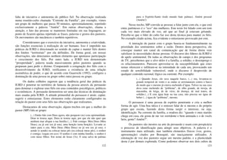 122
falta de iniciativa e autonomia do público fiel. Na observação realizada
numa reunião-culto chamada “Corrente da Família”, por exemplo, vimos
um grupo de mulheres que passa 50 minutos, aproximadamente, repetindo
exclusivamente a palavra “Amém”. Em outras observações, chama a
atenção, o fato das pessoas se manterem limitadas em sua linguagem, ao
ponto de ficarem apenas repetindo as frases, palavras e gestos dos pastores.
Os movimentos são mecânicos e também repetitivos.
Consideramos que o exercício da iniciativa, autonomia e criatividade,
são funções essenciais à realização do ser humano. Isso é impedido nas
práticas da IURD e direcionado no sentido de captar e manter fiéis dentro
dos limites “territoriais” por ela definidos. De forma geral, em nossas
observações, não detectamos nenhum elemento que apontasse participação
e crescimento dos fiéis. Por outro lado, a IURD tem demonstrado
“prosperidade”, palavra usada massivamente pelos pastores quando se
preparam para pedir o dízimo. Comparando a estagnação dos fiéis com o
desenvolvimento da IURD, verificamos a existência de uma relação
assimétrica de poder, o que de acordo com Guareschi (1992), configura a
dominação de uma pessoa ou grupo sobre outra pessoa ou grupo.
Os dados colhidos sugerem que a tendência geral das práticas da
IURD é penetrar no território de fantasia da pessoa através da persuasão
para dominar e explorar seus fiéis em seus conteúdos psicológicos, políticos
e econômicos. A persuasão demonstrou ser uma das técnicas de dominação
mais usadas pela IURD. A atitude primordial do persuasor é atrair, captar,
sugerir e entusiasmar. Estes elementos estão claramente configurados na
relação do pastor com seus fiéis nas observações que realizamos.
Destacamos de uma observação, alguns trechos em que a mulher do
pastor (MP) fala ao grupo:
(...) Então fale com Deus agora, não perquem (sic) esta oportunidade.
Deus te trouxe aqui. Deus te trouxe aqui, por que ele não quer que
nenhum mar afogue a tua família (...). Fale comigo: Meu Deus (Meu
Deus), eu já sou (eu já sou), uma benção (uma benção). Levante as
mãos para o céu. Meu Deus (Meu Deus) eu já sou (eu já sou), e
aonde (e aonde) eu colocar meus pés (eu colocar meus pés), o senhor
é comigo, (segue em eco). O senhor é com minha família, o senhor é
com meus filhos. Em nome de Jesus (3x). E uma salva de palmas
123
para o Espírito-Santo (todo mundo bate palmas). Amém pessoal
(Amém!)
Nesse trecho, MP convida as pessoas a falar junto com ela, o que está
entre parênteses é o “eco” das mulheres. Este texto foi falado com um tom
cada vez mais elevado de voz, até que ao final já estavam gritando.
Percebe-se que o líder do culto faz uso desta técnica para manter os fiéis.
No exemplo citado acima, fica evidente o entusiasmo provocado por este.
A interação do pastor com o grupo baseia-se fundamentalmente na
prioridade dos sentimentos sobre a razão. Dentro desta perspectiva, ele
consegue manter um canal de comunicação que de forma direta vem
satisfazer às necessidades destas pessoas. O discurso dos líderes da IURD é
de apelo sentimental. De todas as observações de campo e dos programas
de TV, percebemos que o alvo deles é a família, a solidão, o desemprego e
os relacionamentos. Parecem aproveitar-se da susceptibilidade que estes
temas oferecem e infiltram-se na intimidade de cada um, provocando um
estado de sensibilidade vulnerável, onde o discurso é desprovido de
qualquer conteúdo racional, lógico ou coerente. Por exemplo:
(...) Quando Jesus, ele tava naquele barco, (...) ora, levantou-se
grande temporal de vento e as ondas se arremataram contra o barco
de modo que o mesmo já estava enchendo d’água. Talvez na sua casa
deva estar enchendo de “poblema”, de olho grande, de inveja, de
macumba, de briga, de de vício, de doença, de mal tratos, de
solidão.(...) E esta água hoje na tua casa, não precisa ser água de
beber (...) água de “poblema”, mesmo.
O persuasor é uma pessoa de espírito penetrante e cria a melhor
forma de agir. Uma boa tática é o emissor falar de si mesmo e do próprio
grupo que escuta, fazendo desta forma surgir o interesse, ou seja,
identificação. Na corrente da família, a oradora diz: “quando o meu marido
chega em casa, ele gosta de me ver sorridente e bem animada e o de vocês
hein, gente? Amém?”.
Os pastores são mestres na arte da persuasão e usam com perspicácia
o processo de identificação para atingir seus objetivos. A palavra é o
instrumento mais utilizado, mas também elementos físicos (voz, gestos,
apresentação) citados por Bousquié, são maciçamente utilizados. A
entonação de voz dos pastores segue um mesmo padrão, e a plasticidade
desta é por demais explorada. Como podemos observar nos dois cultos da
 