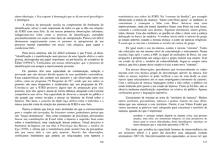126
altero-ideologia, e fica exposto à dominação que se dá em nível psicológico
e ideológico.
A técnica da persuasão auxilia na compreensão do fenômeno da
identificação, talvez o mais importante de todos os que se dão nas relações
da IURD com seus fiéis. Já em nossas primeiras observações informais,
indagávamo-nos sobre como o processo de identificação, entendido
psicanaliticamente era usado como meio de manipulação. Parecia ser difícil
demonstrar empiricamente como os pastores se apropriavam de um
processo mental espontâneo em nossa vida psíquica, para captar e
condicionar fiéis.
Para nossa surpresa, não foi difícil constatar o que Freud, já dizia:
“identificação é a manifestação mais precoce de uma ligação afetiva a outra
pessoa, desempenha um papel importante na pré-história do complexo de
Édipo”(1959:47). Verificamos em nossas observações, que o processo de
identificação está sempre e massivamente presente.
Os pastores têm uma capacidade de comunicação, sedução e
persuasão que não deixam dúvida quanto às suas qualidades carismáticas.
Estas características são comuns aos pastores e são observadas tanto nos
cultos, como no programa “O Despertar da Fé”, sendo que nos cultos os
pastores são mais eloquentes e exuberantes que nos programas de TV.
Constata-se que a IURD promove algum tipo de preparação para seus
pastores, pois eles agem e atuam de forma idêntica, atingindo com extrema
competência seus alvos. Sua capacidade de absorver a atenção do público é
tão grande que somos levados a pensar na hipótese de Freud sobre a
hipnose. Não basta o conceito de duplo laço afetivo entre o indivíduo e a
massa para dar conta da relação dos pastores da IURD e seus fiéis.
Parece evidente que forças mais profundas do que o convencimento
puro e simples são invocadas. Se fossemos crentes, poderíamos pensar que
são “forças demoníacas”. Mas como estudantes de psicologia, procuramos
buscar nas contribuições de Freud sobre a hipnose e sugestão, bem como
sobre a transferência, uma explicação dessas práticas. Freud descreve o
fenômeno da hipnose em sua obra A Psicologia das Massas e Análise do
Ego (1959), e afirma que a transferência pode ocorrer fora da psicanálise,
não por causa dela e sim pela neurose. Através das observações,
verificamos fenômenos que podem ser relacionados com hipnose e
127
transferência nos cultos da IURD. Na “corrente da família”, por exemplo
obedecendo à ordem da oradora: “falem com Deus agora” as mulheres se
concentram e começam a falar com Deus. Inicia-se uma cena
impressionante, onde em transe hipnótico falam com Deus ou com Jesus,
contando e confessando seus dramas. Algumas murmuram, outras gritam,
todas choram. Uma das mulheres se ajoelha no chão e chora com a cabeça
debruçada no banco de madeira. A oradora inicia então o retorno do grupo
ao estado anterior, usando a mesma técnica: o canto de músicas religiosas.
É assim que se iniciam e terminam as sessões de catarse do grupo.
De igual modo o uso da música, conduz à mesma “sintonia”. Todos
são colocados em um mesmo nível de concentração e relaxamento. Numa
ocasião, logo após o canto, a MP, no papel de mediadora de Deus, faz suas
pregações e proporciona um espaço para o grupo realizar sua catarse, ficar
em estado de alívio e também de vulnerabilidade. Segue-se sempre outra
música, que tira o grupo desse estado e o traz a uma nova “sintonia”.
Em nossas observações, percebemos que invariavelmente os cultos
iniciam com esta técnica grupal de descontração através da música. Em
todos os nossos registros se pode verificar o uso de som desde os mais
suaves (para relaxamento) até os mais empolgantes (momento da catarse).
Com a utilização de música, linguagem verbal e não verbal, o público vai
sendo induzido pelo pastor a um estado de hipnose. Como já foi dito, não se
observa nenhuma manifestação espontânea ou criativa do público. Apenas
verificamos gestos e linguagem repetitiva.
Gostaríamos de retomar ao tema do “território de fantasia”. Muitos
outros escritores, psicanalistas, músicos e poetas, trazem em suas obras,
ideias que nos remetem a este território. Porém, é em Viktor Frankl que
vamos encontrar as palavras mais adequadas para conceituar o território de
fantasia; quando diz que é importante
acreditar e carregar sempre alguém ou alguma coisa, seja pessoas
amadas, uma obra, um sentimento religioso ou uma perspectiva de
futuro para se vencer dificuldades, fome, humilhações, injustiças ou
outro obstáculo que a vida pode apresentar (1987:9).
Diz ainda que acredita na capacidade humana de transcendência em
um momento difícil e a partir daí descobrir uma adequada verdade
orientadora (1987:10). São precisamente tais capacidades, ao nosso ver, que
 