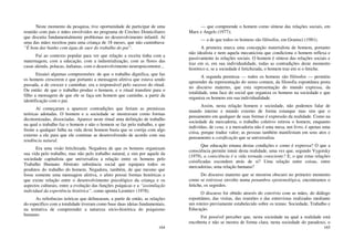 164
Neste momento da pesquisa, tive oportunidade de participar de uma
reunião com pais e mães envolvidos no programa de Creches Domiciliares
que discutia fundamentalmente problemas no desenvolvimento infantil. Aí
uma das mães receitou para uma criança de 18 meses, que não caminhava:
“É bom dar banho com água de suor do trabalho do pai”.
Fui ao contexto popular para ver que relação a receita tinha com a
maternagem, com a educação, com a industrialização, com as flores das
casas alemãs, polacas, italianas, com o desenvolvimento neuropsicomotor...
Ensaiei algumas compreensões: de que o trabalho dignifica, que faz
os homens crescerem e que portanto a mensagem afetiva que estava sendo
passada, a de crescer e caminhar, era a responsável pelo sucesso do ritual.
Ou então: de que o trabalho produz o homem, e o ritual transfere para o
filho a mensagem de que ele se faça um homem que caminhe, a partir da
identificação com o pai.
Aí começaram a aparecer contradições que feriam as premissas
teóricas adotadas. O homem e a sociedade se mostravam como formas
dicotomizadas, dissociadas. Aparece neste ritual uma definição de trabalho
na qual o trabalho faz o homem e não o homem se faz pelo trabalho, e que
frente a qualquer falha na vida deste homem basta que se corrija com algo
externo a ele para que ele continue se desenvolvendo de acordo com sua
tendência natural.
Era uma visão fetichizada. Negadora de que os homens organizam
sua vida pelo trabalho, mas não pelo trabalho natural, e sim por aquele da
sociedade capitalista que universaliza a relação entre os homens pelo
Trabalho Humano Abstrato substância social que equipara todos os
produtos do trabalho do homem. Negadora, também, de que mesmo que
fosse somente uma mensagem afetiva, o afeto possui formas históricas e
que existe relação entre o desenvolvimento psicológico da criança e os
aspectos culturais, entre a evolução das funções psíquicas e a “assimilação
individual da experiência histórica”, como aponta Leontiev (1978).
As referências teóricas que delinearam, a partir de então, as relações
do específico com a totalidade tiveram como base duas ideias fundamentais,
na tentativa de compreender a natureza sócio-histórica do psiquismo
humano:
165
— que compreende o homem como síntese das relações sociais, em
Marx e Angels (1977);
— a de que todos os homens são filósofos, em Gramsci (1981).
A primeira marca uma concepção materialista de homem, portanto
não idealista e nem aquela mecanicista que condiciona o homem reflexa e
passivamente às relações sociais. O homem é síntese das relações sociais e
traz em si, em sua individualidade, todas as contradições deste momento
histórico e, se a sociedade é fetichizada, o homem traz em si o fetiche.
A segunda premissa — todos os homens são filósofos — permitiu
apreender da representação do senso comum, da filosofia espontânea posta
no discurso materno, que esta representação do mundo expressa, da
totalidade, uma face do social que organiza os homens na sociedade e que
organiza os homens em sua individualidade.
Assim, nesta relação homem e sociedade, não podemos falar de
mundo interno e mundo externo de forma estanque mas sim que o
pensamento em qualquer de suas formas é expressão da realidade. Como na
sociedade da mercadoria, o trabalho coletivo retirou o homem, enquanto
indivíduo, de cena, e a mercadoria não é uma mesa, um livro, é apenas uma
coisa, porque traduz valor; as pessoas também manifestam em seus atos e
pensamento a coisificação que se universaliza.
Que educação emana destas condições e como é expressa? O que a
consciência permite intuir desta realidade, uma vez que, segundo Vygotsky
(1979), a consciência é a vida tornada consciente? E, o que estas relações
coisificadas escondem atrás de si? Uma relação entre coisas, entre
mercadorias, uma relação humana?
Do discurso materno que se mostrou obscuro no primeiro momento
como se estivesse envolto numa penumbra epistemológica, encontramos o
fetiche, os segredos.
O discurso foi obtido através do convívio com as mães, do diálogo
espontâneo, das visitas, das reuniões e das entrevistas realizadas mediante
um roteiro previamente estabelecido sobre os temas: Sociedade, Trabalho e
Educação.
Foi possível perceber que, nesta sociedade na qual a realidade está
encoberta e não se mostra de forma clara, nesta sociedade do paradoxo, o
 