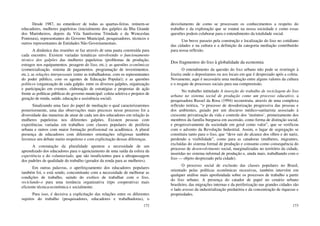 172
Desde 1987, no entardecer de todas as quartas-feiras. reúnem-se
educadores, mulheres papeleiras (inicialmente dos galpões da Ilha Grande
dos Marinheiros, depois da Vila Santíssima Trindade e da Wenceslau
Fontoura), representantes do Governo Municipal, pesquisadores, técnicos e
outros representantes de Entidades Não Governamentais.
A dinâmica das reuniões se faz através de uma pauta construída para
cada encontro. Existem variadas temáticas envolvendo o funcionamento
técnico dos galpões das mulheres papeleiras (problemas de produção,
estragos nos equipamentos. pesagem do lixo, etc.); as questões econômicas
(comercialização. sistema de pagamentos. programação de investimentos.
etc.); as relações interpessoais (entre as trabalhadoras. com os representantes
do poder público, com os agentes de Educação Popular); e as questões
políticos (organização de cada galpão. entre os diversos galpões, organização
e participação em eventos. elaboração de estratégias e propostas de ação
frente as políticas públicas do governo municipal: coleta seletiva e projetos de
geração de renda, saúde, educação e assistência social).
Sinalizando uma face do papel de mediação o qual caracterizaremos
posteriormente, uma das observações mais precoces nesse processo foi a
diversidade das maneiras de atuar de cada um dos educadores em relação às
mulheres papeleiras nos diferentes galpões. Existem pessoas com
experiências variadas em trabalhos com classes populares de periferia
urbana e outros com maior formação profissional ou acadêmica. A plural
presença de educadores com diferentes orientações religiosas também
favorece um debate muito respeitoso e com explicitação dessas diferenças.
A constatação da pluralidade apontou a necessidade de um
aprendizado dos educadores para o agenciamento de uma saída da esfera da
experiência e do voluntariado, que são insuficientes para a ultrapassagem
dos padrões de qualidade do trabalho (gerador da renda para as mulheres).
Em outras palavras, o aperfeiçoamento dos educadores populares
também foi, e está sendo, concomitante com a necessidade de melhorar as
condições de trabalho, saindo do exótico de trabalhar com o lixo,
reciclando-o para uma instância organizativa (tipo cooperativa) mais
eficiente técnica-econômica e socialmente.
Para isso, é decisiva a explicitação das relações entre os diferentes
sujeitos do trabalho (pesquisadores, educadores e trabalhadoras), o
173
desvelamento de como se processam os conhecimentos a respeito do
trabalho e da exploração que se estatui na nossa sociedade e como essas
questões podem colaborar para o entendimento da totalidade social.
Um breve passeio pela construção e localização do lixo no cotidiano
das cidades e na cultura e a definição da categoria mediação contribuirão
para nossa reflexão.
Dos fragmentos do lixo à globalidade da economia
O entendimento da questão do lixo urbano não pode se restringir à
lixeira onde o depositamos ou aos locais em que é desprezado após a coleta.
Novamente, aqui é necessária uma mediação entre alguns valores da cultura
e o resgate de processos sociais para sua compreensão.
No trabalho intitulado A inserção do trabalho de reciclagem do lixo
urbano no sistema social de produção como um processo educativo, a
pesquisadora Russel da Rosa (1994) reconstruiu, através de uma complexa
reflexão teórica, “o processo de desodorização progressiva das pessoas e
dos ambientes, guiado por um discurso médico-sanitarista associado à
crescente privatização da vida e controle dos ‘instintos’, primeiramente dos
membros da família burguesa em ascensão, como forma de distinção social,
e progressivamente da sociedade em geral como valor”, que se verificou
com o advento da Revolução Industrial. Assim, o lugar de segregação se
constituiu tanto para o lixo, que “deve sair do alcance dos olhos e do nariz,
perdendo a visibilidade”, como para as catadoras (mulheres, migrantes,
excluídas do sistema formal de produção e consumo como consequência do
processo de desenvolvimento social, marginalizadas no território da cidade,
inseridas no sistema informal de produção e, ainda mais, trabalhando com o
lixo — objeto desprezado pela cidade).
O processo social de exclusão das classes populares no Brasil,
orientado pelas políticas econômicas recessivas, também intervém em
qualquer análise mais aprofundada sobre os processos de trabalho a partir
do lixo urbano. A presença do catador de papel no cenário urbano
brasileiro, das migrações internas e da periferização nas grandes cidades são
o lado avesso da industrialização predatória e da concentração de riquezas e
propriedades.
 
