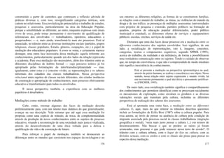 176
construindo a partir de caminhos que continuam a reflexão advinda de
práticas diversas e, com isso, ressignificando categorias teóricas, sem
caírem no relativismo. Essa revitalização potencializa o trabalho de estudos,
pesquisas e assessoria, particularmente na área da Educação Popular,
porque a sensibilidade ao diferente, ao outro, enquanto expressa com sinais
vivos de troca, pode tomar permanente o movimento de qualificação de
referenciais dos envolvidos — trabalhadores, operários, educadores e
pesquisadores — e, mais ainda, transformá-lo num ato prazeroso. Está aí
anunciado, no trânsito entre as diversas instituições sociais (partidos, grupos
religiosos, classes populares, Estado, gêneros, ocupações, etc.) o papel de
mediação dos educadores populares. A esses se soma, e certamente merece
destaque, uma outra face necessária dessa mediação: aquela referente aos
conhecimentos, particularmente quando um dos lados da relação representa
a academia. Para essa mediação são necessários, além dos trânsitos entre as
diferentes disciplinas de âmbito formal — cujo percurso teórico já foi
apropriado pelas formulações da inter/transdisciplinaridade — mas,
igualmente, entre estas e o concreto vivido, as representações e os saberes
informais dos cidadãos das classes trabalhadoras. Nessa perspectiva
relacional entre sujeitos de classes sociais diferentes, são criadas instâncias
de construção e apropriação de conhecimentos, num processo efetivamente
educativo e transformador para todos os envolvidos.
E nessa perspectiva também, a experiência com as mulheres
papeleiras é desafiadora.
Mediações como método de trabalho
Cabe, então, retomar algumas das faces da mediação descrita
preliminarmente para, com um intuito mais didático do que generalizador,
avançar na sua descrição. Vale retomar que até aqui essa mediação foi
proposta como uma espécie de trânsito, de troca, de complementaridade
através da produção de novos conhecimentos entre os sujeitos do processo
educativo, visando a reconstrução de uma sociedade mais justa e vitalizada,
através do desenvolvimento de uma ética voltada para a defesa e
qualificação da vida e da construção de futuro.
Para reforçar o papel da mediação, também se destacaram as
diferenças entre os mundos que coexistem nos espaços da reciclagem e no
177
seu entorno: as diferentes religiões, as formas de se constituírem famílias,
as relações com o mundo do trabalho, as etnias, as violências do mundo da
droga e de seu tráfico, as presenças de múltiplas assessorias (universidades
com projetos de pesquisa e extensão, partidos políticos na formação de
quadros, projetos de educação popular diferenciados, poder público
municipal e estadual), as diferentes ofertas de serviços e equipamentos
públicos: escolas, creches, serviços de saúde etc.
Dizíamos que uma das faces desse processo era a mediação entre os
diferentes conhecimentos dos sujeitos envolvidos. Isso significa, de um
lado, a socialização de representações, isto é, imagens, conceitos,
categorias, teorias e componentes cognitivos, segundo SPINK (1993),
acerca do trabalho, da realidade e da militância, de forma a possibilitarem
uma verdadeira comunicação entre os sujeitos. Tendo o cuidado de observar
que, no tempo da convivência, o que não é compreendido de modo imediato
não significa inexistência de conhecimento.
Está aí presente a mediação na perspectiva epistemológica na qual,
através da práxis humana, se realiza a consciência e seu objeto. Nesse
sentido, nessa relação entre sujeito cognocente e mundo vivido, há
um movimento permanente o qual não deixa o pensamento petrificar-
se (FISCHER, 1995).
De outro lado, essa socialização também significa o compartilhamento
dos conhecimentos que permitem identificar como se processam socialmente
os mecanismos de exploração, como circulam os produtos e as diversas
valorações sociais que transitam pela cultura, incluídas as diferentes
perspectivas de realização dos saberes dos assessores.
Está aí apontada uma outra face, a mediação entre as diferentes
culturas. E, aqui, mais do que reiterar os trânsitos descritos queremos
incluir as formulações de Ecléa Bosi (1987) sobre a cultura popular. Para
essa autora, ao invés de pensar na ausência de cultura pela condição de
migrante associada pelo processo social às classes trabalhadoras (migração
geográfica e social), “seria mais justo pensar a cultura (...) em termos de
desenraizamento. Não buscar o que se perdeu: as raízes já foram
arrancadas, mas procurar o que pode renascer nessa terra de erosão”. O
trânsito com a cultura urbana, com o lugar do lixo na cultura, com as
divisões sexuais, com os credos e com os rituais são pistas para pensar no
espectro dessa mediação.
 