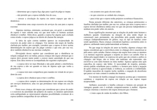 190
– determinar que a esposa faça algo para o qual ela julga-se inepta;
– não permitir que a esposa trabalhe fora de casa;
– cercear a circulação da esposa em outros espaços que não o
doméstico;
– determinar uma carga excessiva de serviços da casa para a esposa
executar.
Algumas meninas, entretanto, acentuam que, em geral, a autoridade
do esposo é mais saliente uma vez que nem todos os homens aceitam
obedecer à mulher. Além disso, quando a esposa faz alguma ação avaliada
como errada, o esposo julga-se no direito de chamar-lhe atenção.
A ideia da ação correta também aparece na reciprocidade do
exercício do poder entre os cônjuges. Um menino não negro de família
chefiada por mulher, por exemplo, considera que a esposa só deve aceitar
determinações do esposo que ela julgar corretas e que este, por sua vez,
deve também obedecê-la nas mesmas condições.
Divergindo desses sujeitos que consideram que a obediência na
relação conjugal deve ser mútua, poucas crianças não negras afirmam que o
esposo deve possuir maior poder e exercer maior autoridade do que sua
esposa. Esta ideia mostra-se acompanhada das seguintes explicações:
– o esposo deve ter mais liberdade e não pode admitir a interferência
de sua esposa a não ser quando se trata de alguma ação que venha a
prejudicá-lo;
– o esposo tem mais competência para mandar em virtude de ser pai e
dono da casa;
– a esposa deve obedecer para evitar o conflito;
– a esposa deve cumprir as determinações de seu esposo em relação
aos serviços domésticos, uma vez que permanece mais tempo em casa do
que ele;
Entre essas crianças não negras que consideram que a posse do poder
e o exercício da autoridade são próprios do esposo, os meninos apresentam
certa ambiguidade ao mencionarem algumas possibilidades eventuais de a
esposa também compartilhar de tais atributos:
191
– em assuntos nos quais ela tem razão;
– no que concerne ao cuidado das crianças;
– para evitar que o esposo tenha prejuízos econômico-financeiros.
Numa posição diferente das anteriores, as crianças pertencentes a
famílias chefiadas por mulher, por sua vez, acham que nem a esposa nem o
esposo devem obediência mútua uma vez que são pessoas independentes e
nenhum tem poder sobre o/a outro/a.
Essas significações mostram que as relações de poder entre homens e
mulheres quando visualizadas na situação de uma união (legal ou
consensual) mais permanente, são percebidas pela grande maioria das
crianças (independentemente do gênero, raça ou tipo de família) como
sendo igualitárias. Raras crianças consideram legítima a assimetria entre os
gêneros, atribuindo maior poder/autoridade ao homem.
No que tange às relações de amor na família, algumas crianças não
negras consideram que a convivência entre os cônjuges deve caracterizar-se
pelo amor e pelo carinho. Outras crianças não negras bem como os meninos
e as meninas negros/as agregam o respeito ao amor e ao carinho. Este se
define pela negatividade e se expressa em ações que são comuns a ambos os
cônjuges: não brigar, não se irritar, não maltratar, não repreender, não
envolver-se com outro homem ou outra mulher. Aparece apenas uma ação
específica do esposo: não beber. A necessidade do respeito, portanto,
mostra padrão semelhante para a mulher e o homem pois inclui a negação
de ações relativas à agressividade, à violência, ao controle e à infidelidade.
O padrão masculino de respeito inclui, também, a negação do alcoolismo
que parece ser mais comum à conduta dos homens.
Um menino de família conjugal recomposta acentua que o tratamento
carinhoso e respeitoso da esposa em relação ao seu esposo requer
reciprocidade.
Atributos associados à família colocam o homem em posição de
vantagem quando este é avaliado comparativamente à mulher. Algumas
crianças (meninas e meninos) não negras destacam que o homem:
– é mais capaz de cuidar da mulher e dos filhos;
 