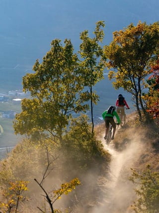 Der kleine Klassiker - Bike-Schnupper-Paket               Rocken Sie die T
                                                                         rails!
23.03.–18.11.2012 | jederzeit buchbar                     Die TrailTrophy 2012
Sie haben großen Bewegungsbedarf aber ein kleines         17.–24.06.2012
Zeitbudget? Dann gönnen Sie sich eine kurze, aber in-     Die TrailTrophy – the Soulride Experience – feiert
tensive Auszeit: unser 3-Tage-Schnupper-Paket für         2012 in Latsch ihre 3. Auflage. Drei Tage lang, vom
Biker. Das bedeutet ein verlängertes Wochenende oder      22. bis 24. Juni 2012, geht es bei diesem Wettbewerb
drei Tage während der Woche – mit geführten Touren        auf den schönsten Trails der Region darum, den
und allen Bike-Extras (siehe Bike-Paket).                 besten Allmountain-Biker zu finden. Die Teilnehmer
                                                          erwarten vier „Trail-Sessions“ – inklusive Night-Ride
€ 63,– pro Person                                         am Freitag –, bei denen auf attraktiven Teilabschnit-
zusätzlich zur Aktiv+Plus Genießerpension (S. 42)         ten die Zeit gemessen wird; downhill wie uphill. Der
                                                          Singletrail-Anteil liegt bei rund 75 Prozent – es wird
                                                          also knifflig, doch maximaler Spaß ist garantiert!
Mehr Fahrtechnik für mehr Fun
Fahrtechnik- und Trailwoche mit Manfred Stromberg
05.–12.05.2012

Auch 2012 im Programm: unsere Fahrtechnik-
und Trailwoche mit zwei hochkarätigen Mountain-
bikern. Manfred Stromberg, Chef der größten deut-
schen Bikeschule „Bikeride“ in Witten, war Mitglied
der Deutschen Nationalmannschaft. Thomas „der
P
­ rofessor“ Schmitt ist Bikeride-Lehrer seit 2000,
Deutscher Downhill-Meister – und ein Original in
allen Belangen. Manfred und „Prof.“ – beide Test-
fahrer des MountainBike-Magazins – sind Vinschgau-
                                                          Das TrailTrophy XL-Paket
Kenner und Trail-Gurus. Sie machen mit Hotelchef
                                                          Montag bis Donnerstag: geführte Touren mit Locals
Martin die schönsten Trails unsicher – und sicher.
                                                          und Hotelchef Martin – u.a. hochalpine Touren über
Denn mit ihren Fahrtechnik-Tricks und Profi-Tipps
                                                          die Grenzen Südtirols hinaus. Val Mora, Forcella di
werden alle Spitzkehren und Hindernisse easy ge-
                                                          Forcola oder Uina-Schlucht? Überraschung!
meistert. Und da Manfred und „Prof.“ ihre „à la minute“
                                                          Freitag Vormittag: Einrollen und Kennenlernen der
servierten Ratschläge mit einer guten Prise Humor
                                                          Trails um Latsch mit Shuttle oder Lift (Vielleicht ist
garnieren, wird jede Tour auch zum spaßigen Erlebnis.
                                                          ja auch eine Strecke der TrailTrophy dabei …?!).
                                                          Freitag Nachmittag bis Sonntag: TrailTrophy
€ 149,– pro Person
zusätzlich zur Aktiv+Plus Genießerpension (S. 42)
                                                          € 99,– pro Person (inkl. 4 x Guide und Shuttle/Lift)
                                                          zusätzlich zur Aktiv+Plus Genießerpension (S. 42)
                                                          TrailTrophy-Soulride Startgebühr: € 149,– pro Person




                                                                                                                   5
 