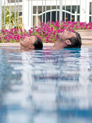 Super Serpentinen für schmale Reifen
Rennradfahren im Vinschgau fühlt sich an wie im Himmel – und ist ein ganz irdisches Vergnügen. Denn alles ist
erklärbar: Hier gibt es mildes Klima und tolle Touren in allen Himmelsrichtungen und Levels: auf den Radwegen
der Via Claudia Augusta, hinauf ins Martelltal, in 48 Kehren auf das Stilfserjoch oder runter an den Gardasee …




Unser Klassiker — das Rennrad-Paket                          „Quäl Dich, Du Sau“
23.03. – 18.11.2012 | jederzeit buchbar                      Rennradwoche mit Udo Bölts und TOUR
                                                             10.–17.06.2012
Unser Rennrad-Paket können Sie ab einem Aufenthalt
von 7 Tagen dazubuchen.                                      Keine Angst: Mit Ihnen springt Ex-Radprofi Udo Bölts
                                                             nicht so hart um wie mit Jan Ullrich am Anstieg zu
Rennrad+Plus                                                 l’Alpe d’Huez. Doch von seinen Tipps werden Sie profi-
Unsere Inklusivleistungen – Ihre Vorteile                    tieren. Udo Bölts ist ein lockerer Kerl, guter Freund des
•• Fahren: 2 geführte Rennrad-Touren pro Woche               Jagdhof und im dritten Jahr der Star unserer Sommer-
••  esen: In Ihrem Zimmer liegen die Magazine Bike,
    L                                                        Rennradwoche. Auf sechs Tagestouren erleben Sie ihn
    MountainBike, Tour, Roadbike und Pedaliero               und seine Anekdoten hautnah. Udo Bölts, Martin Pir-
••  quipment für unterwegs: gratis Trinkflasche,
    E                                                        hofer und weitere Guides des Biker-Eldorado Latsch
    Reparatur-Set mit Reserveschlauch, täglich MAXIM         führen verschiedene Leistungsgruppen. Und nach der
    Energiegetränk, Riegel und Gel                           Tour? Zeit für Fachsimpelei! TestTechnik-Redakteur
••  fadfinder: Verleih von Garmin GPS-Geräten
    P                                                        Jens Klötzer vom Rennrad-Magazin TOUR bereichert
    (ca. 25 Tourentracks) oder Farb-Kartenausdrucke          die Runde mit Technik-Talks und individueller Beratung
•• Extra-Service: kostenloser Rennrad-Verleih sowie         zu Material und Sitzposition.
    Bikewäsche-Service                                       Und: Bei Frühstück und Abendessen können Sie sich
•• Rabatte: Sonderkonditionen im MAXX Bike-Shop             mit Udo Bölts und Martin Pirhofer an die große Tafel
•• Insider-Infos: täglich von Chef Martin an der Rezeption   gesellen und bei ruhigem Puls gemütlich plaudern.


€ 57,– pro Person                                            € 179,– pro Person
zusätzlich zur Aktiv+Plus Genießerpension (S. 42)            zusätzlich zur Aktiv+Plus Genießerpension (S. 42)
(Eventuell anfallende Shuttlespesen nicht inbegriffen.)

                                                                                                                    7
 