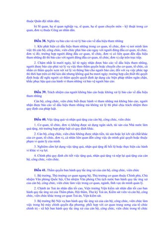 thuộc Quân đội nhân dân; 
b) Sĩ quan, hạ sĩ quan nghiệp vụ, sĩ quan, hạ sĩ quan chuyên môn - kỹ thuật trong cơ 
quan, đơn vị thuộc Công an nhân dân. 
Điều 38. Nghĩa vụ báo cáo và xử lý báo cáo về dấu hiệu tham nhũng 
1. Khi phát hiện có dấu hiệu tham nhũng trong cơ quan, tổ chức, đơn vị nơi mình làm 
việc thì cán bộ, công chức, viên chức phải báo cáo ngay với người đứng đầu cơ quan, tổ chức, 
đơn vị đó; trường hợp người đứng đầu cơ quan, tổ chức, đơn vị có liên quan đến dấu hiệu 
tham nhũng đó thì báo cáo với người đứng đầu cơ quan, tổ chức, đơn vị cấp trên trực tiếp. 
2. Chậm nhất là mười ngày, kể từ ngày nhận được báo cáo về dấu hiệu tham nhũng, 
người được báo cáo phải xử lý vụ việc theo thẩm quyền hoặc chuyển cho cơ quan, tổ chức, cá 
nhân có thẩm quyền xem xét xử lý và thông báo cho người báo cáo; đối với vụ việc phức tạp 
thì thời hạn trên có thể kéo dài nhưng không quá ba mươi ngày; trường hợp cần thiết thì quyết 
định hoặc đề nghị người có thẩm quyền quyết định áp dụng các biện pháp nhằm ngăn chặn, 
khắc phục hậu quả của hành vi tham nhũng và bảo vệ người báo cáo. 
Điều 39. Trách nhiệm của người không báo cáo hoặc không xử lý báo cáo về dấu hiệu 
tham nhũng 
Cán bộ, công chức, viên chức biết được hành vi tham nhũng mà không báo cáo, người 
nhận được báo cáo về dấu hiệu tham nhũng mà không xử lý thì phải chịu trách nhiệm theo 
quy định của pháp luật. 
Điều 40. Việc tặng quà và nhận quà tặng của cán bộ, công chức, viên chức 
1. Cơ quan, tổ chức, đơn vị không được sử dụng ngân sách, tài sản của Nhà nước làm 
quà tặng, trừ trường hợp pháp luật có quy định khác. 
2. Cán bộ, công chức, viên chức không được nhận tiền, tài sản hoặc lợi ích vật chất khác 
của cơ quan, tổ chức, đơn vị, cá nhân liên quan đến công việc do mình giải quyết hoặc thuộc 
phạm vi quản lý của mình. 
3. Nghiêm cấm lợi dụng việc tặng quà, nhận quà tặng để hối lộ hoặc thực hiện các hành 
vi khác vì vụ lợi. 
4. Chính phủ quy định chi tiết việc tặng quà, nhận quà tặng và nộp lại quà tặng của cán 
bộ, công chức, viên chức. 
Điều 41. Thẩm quyền ban hành quy tắc ứng xử của cán bộ, công chức, viên chức 
1. Bộ trưởng, Thủ trưởng cơ quan ngang bộ, Thủ trưởng cơ quan thuộc Chính phủ, Chủ 
nhiệm Văn phòng Quốc hội, Chủ nhiệm Văn phòng Chủ tịch nước ban hành quy tắc ứng xử 
của cán bộ, công chức, viên chức làm việc trong cơ quan, ngành, lĩnh vực do mình quản lý. 
2. Chánh án Toà án nhân dân tối cao, Viện trưởng Viện kiểm sát nhân dân tối cao ban 
hành quy tắc ứng xử của Thẩm phán, Hội thẩm, Thư ký Toà án, Kiểm sát viên và cán bộ, công 
chức, viên chức khác trong cơ quan Toà án, Viện kiểm sát. 
3. Bộ trưởng Bộ Nội vụ ban hành quy tắc ứng xử của cán bộ, công chức, viên chức làm 
việc trong bộ máy chính quyền địa phương; phối hợp với cơ quan trung ương của tổ chức 
chính trị - xã hội ban hành quy tắc ứng xử của cán bộ, công chức, viên chức trong tổ chức 
 