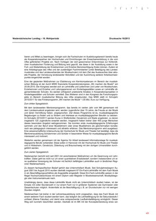 Niedersächsischer Landtag – 16. Wahlperiode                                                         Drucksache 16/2813




          tiieren und Mittel zu beantragen, bringen sich die Fachschulen im Ausbildungsbereich bereits heute
          als Kooperationspartner der Hochschulen und Einrichtungen der Erwachsenenbildung in die vom
          nifbe geförderten Projekte ein. Nach Vorliegen der dort gewonnenen Erkenntnisse zur frühkindli-
          chen musikalischen Förderung und Bildung wird geprüft, wie diese in der Ausbildung sowie in der
          Fort- und Weiterbildung der Erzieherinnen und Erzieher Berücksichtigung finden können. Zudem ist
          eine Arbeitsgruppe des nifbe und der zuständigen Fachministerien (unter Beteiligung des Landes-
          musikrates und des Landesverbandes der Musikschulen) mit dem Ziel des Austausches über aktu-
          elle Projekte, der Vernetzung landesweiter Aktivitäten und der Ausrichtung weiterer Arbeitsschwer-
          punkte eingerichtet worden.
          Eine der geplanten Maßnahmen zur Etablierung von Kernkompetenzen im Bereich der musikali-
          schen Bildung ist der durch MWK finanzierte Kooperationskongress „Wir machen die Musik!“ am
          25.09.2010. Der Kongress wendet sich an Lehrkräfte und Leiterinnen und Leiter von Musikschulen,
          Erzieherinnen und Erzieher und Leitungspersonal von Kindertagesstätten sowie an Lehrkräfte all-
          gemeinbildender Schulen. Es werden erfolgreich praktizierte Ansätze in Kooperationsprojekten in
          Kindertagesstätten und Schulen vermittelt. Des Weiteren sind in den Kongress die Forschungspro-
          jekte im Bereich musikalischer Bildung des nifbe eingebunden. Das MWK stellt im Schuljahr
          2010/2011 für das Förderprogramm „Wir machen die Musik“ 1,55 Mio. Euro zur Verfügung.
          Zum dritten Spiegelstrich:
          Mit dem landesweiten Mentorenprogramm, das bereits im vierten Jahr vom MK gemeinsam mit
          dem Landesmusikrat angeboten wird, werden Jugendliche über 15 Jahre, die Freude an der Musik
          und deren Vermittlung haben, angesprochen. Ziel dieses Programms ist es, musikpädagogische
          Begabungen zu finden und zu fördern und Interesse an musikpädagogischen Berufen zu wecken.
          Im Schuljahr 2010/2011 werden Kurse in Wolfenbüttel, Osnabrück und Stade angeboten, zu denen
          insgesamt 120 Jugendliche erwartet werden. Insgesamt haben bisher über 400 junge Menschen
          dieses besondere Angebot wahrgenommen. Sie konnten erste musikpädagogische Erfahrungen
          sammeln und den Beruf einer Musiklehrerin oder eines Musiklehrers als gleichermaßen künstle-
          risch wie pädagogisch interessant und attraktiv erfahren. Das Mentorenprogramm wird ausgebaut.
          Eine wissenschaftliche Untersuchung der Hochschule für Musik und Theater hat bestätigt, dass die
          Mentorenausbildung Schülerinnen und Schüler in besonderer Weise für musikpädagogische Berufe
          interessiert und motiviert.
          Weiterhin werden gemeinsam mit der Agentur für Arbeit landesweit Informationstage für musikpä-
          dagogische Berufe vorbereitet. Diese sollen in Hannover mit der Hochschule für Musik und Theater
          und in Hildesheim, Osnabrück, Oldenburg und Braunschweig mit den dortigen Universitäten durch-
          geführt werden.
          Zum vierten Spiegelstrich:
          Niedersachen bemüht sich seit 2001 mit verschiedenen Maßnahmen um die Gewinnung von Lehr-
          kräften. Dabei geht es nicht nur um einen quantitativen Ersatzbedarf, sondern insbesondere um ei-
          ne qualitative Versorgung der Schulen mit fachlich befähigten Lehrkräften auch in ländlichen Regi-
          onen Niedersachsens.
          Zu diesem fachspezifischen Bedarf gehört das Unterrichtsfach Musik. Seit Schuljahresbeginn Au-
          gust 2001 bis August 2010 wurden deshalb insgesamt 67 Ein-Fach-Lehrkräfte mit dem Fach Musik
          in ein Beschäftigungsverhältnis als Angestellte eingestellt. Diese Ein-Fach-Lehrkräfte weisen in der
          Regel Hochschulabschlüsse mit einem Diplom oder Magister in Musikwissenschaft, Musikpädago-
          gik oder Instrumentalmusik nach.
          Unabhängig davon, dass diese Lehrkräfte Musik nicht als Unterrichtsfach studiert haben, ist der
          Einsatz mit voller Stundenzahl in nur einem Fach nur in größeren Systemen wie Gymnasien oder
          Gesamtschulen möglich. Andernfalls ist die Beschäftigung z. B. an Grundschulen nur mit wenigen
          Stunden möglich.
          Niedersachsen hat bisher in der Lehramtsausbildung nicht vorgesehen, dass das Fach Musik mit
          einem weiteren Fach studiert werden kann, das lediglich die Lehrbefähigung für die Sekundarstufe I
          umfasst (Kleine Fakultas) und damit eine entsprechende Laufbahnbefähigung ermöglicht. Dieser
          Weg soll nunmehr beschritten werden. Deshalb ist im MK mit der Konzeptentwicklung eines sol-


                                                                                                                    3
                                                                                                                         49
 