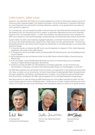 Liebe Leserin, lieber Leser,
erstaunlich, wie entschieden die Politiker der Finanzkrise begegnet sind. Aber wie entschlossen reagierten sie bei der
Sicherung unserer Lebensgrundlagen? Zum Beispiel Kopenhagen: Auf der Klimakonferenz im Dezember 2009 brach-
ten unsere Staatschefs kein völkerrechtlich bindendes Abkommen zustande, um die globale Erwärmung endlich auf
unter zwei Grad zu begrenzen.

Zum internationalen „Jahr der biologischen Vielfalt“ wurde auf Kosten der Artenvielfalt ebenfalls wertvolle Zeit verloren:
Das erklärte EU-Ziel, den Artenverlust bis 2010 zu stoppen, ist gescheitert. Mittlerweile sind mehr als ein Drittel aller
bekannten Arten vom Aussterben bedroht – vor allem durch Raubbau und Lebensraumverlust. Darum appelliert der
WWF noch energischer an die Entscheidungsträger, Umweltzerstörung und Klimawandel endlich wirksam abzubremsen.

Zugleich stärken wir weiter unsere langfristig angelegte Projektarbeit, um konkrete Fortschritte für die Natur zu erzie-
len, die auch den lokalen Bevölkerungen zugute kommen. Dabei setzen wir immer auf Partnerschaft – mit Kommunen,
Wirtschaftsunternehmen oder anderen aktiven Gruppen der Gesellschaft. Im Jahr 2009 gelangen uns auf diesem Weg
beachtliche Erfolge:
• In Amazonien wurden auf Initiative des WWF sechs neue Schutzgebiete mit insgesamt 2,3 Mio. Hektar Regenwald
   ausgewiesen. Das entspricht der Größe Hessens.
• Im Kongobecken wird auf einer Million Hektar die bislang größte FSC-Zertifizierung für naturnahe Waldbewirtschaf-
   tung durchgesetzt.
• Die Bundesregierung, das Land Sachsen-Anhalt und der WWF lieferten erhebliche Mittel zur Renaturierung der
   Mittleren Elbe.
• In der Amur-Region wurden 500.000 Hektar Mischwald zum Schutz vor Holzeinschlag und zur nachhaltigen
   Nutzung an indigene Bevölkerungsgruppen überantwortet.
• Auf Borneo errichtete der WWF rund 100 Holzdämme in Entwässerungskanälen, um das Austrocknen der
   Torfmoorwälder von Sebangau und dadurch die Entstehung großer Mengen von Treibhausgasen zu verhindern.

Der WWF bietet außerdem einer wachsenden Anzahl von Kindern und Jugendlichen in Deutschland eine Aktions-Platt-
form, Natur zu erleben und sich einzumischen. So haben Young Pandas mit selbst gemalten Bildern Bundesministerin
Ilse Aigner aufgefordert, den Beifang in der Meeresfischerei zu stoppen. Junior Ranger erkunden die Großschutzge-
biete Deutschlands und Mitglieder der WWF Jugend engagieren sich für das Regenwaldprojekt Dzanga-Sangha.

Besonders erfreulich ist, dass die Arbeit des WWF Deutschland eine immer größere Unterstützung erfährt. Die Zahl
unserer Förderer stieg auf nunmehr 378.000 Menschen – 20.000 mehr als im Vorjahr. Zugleich erreichten auch die Ein-
nahmen mit 41,8 Mio. Euro einen neuen Höchststand. Allen Unterstützern danken wir herzlich für ihr großes Vertrauen.




Dr. Michael Otto                               Prof. Dr. med. Detlev Drenckhahn             Eberhard Brandes
Vorsitzender des Stiftungsrats                 Präsident                                    Vorstand




                                                                                                     Jahresbericht 2009   5
 