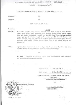;-.: l. f '-:: r i.;.,.1 i."l il x, : il t. i ', :. .'r ''..' I ,-.''*A.r;:i;.
iieir inr bu n.g
Ilenginglt
I'lenetl pli rrn
I'ERTAiIII
KEDUA
Peng1ml:r;C3t Pc{;=i;ri,
i.:l=c t:rir f iil-iryal: fl;anrl*t,'
iicl,
.irs., ii"fiA1ilIA .QtX,t4;t'ilA I
]il!"010308026
NoilIoR. : . B'B/ffG2gz-ut/tae/Bl
CUBfiRNtJIt l(EI',L, l)?Lr l(,^ll'i'ili{ }K. I I ..T&iiA'}$tnjjl.
i lri;.
risir.
NI [..[1 U'{'-tiSK,l!:
LoRIfiIS
iVengangkai rriercku ),.anll nilnliur),ii t{rrsr L)Lri rlrilani la3tir 3 ntertjadi calon Pegavrai
negeri Sipil dalaln n.r;lsil perr:r;t;earr rlllanr golortl;lut ruang sebagai tersebut dalant
lqiLrr i0, rintirk diperkerjakan scbagiti grrrLr
fekclalt D;sar Ntgeri/t666gftdd(eigh*)
dengan gaii pokcik irularan scbugli tcrscbirt llalanr lli_i r.rr 1-1 , ditarnbah rienglrt peng-
hasilan lainnr,a yang suh ircrrlaslt ri<lin pcietLi ntn i)rrnlir(lalrg-unciartgan yang berlaku,
terhitrrng rrrulai t;rrrggal scbugui it:r'r,qirril LlulrLrrr iu_1 Lir 1.+ dari tlal't;rr lanrpiran Ke-
putLrsan ini.
,,pabillr tiiltcntrriiirrit lriri lLri'r)/lrtii 1rrr.1:r llrI l.rkcliruln clulanr Keputusln ini, akan
dilrtiakan l,rcrbuiltart tirrn pcrltituril.rit !rrnri:lili scl-.asliiiiiana rrrcsiiny'lr.
r1:1,
PI:T'IKAN J(crptt tusur jrri rlili,.:ril.r .ur i.,,'ir.r(lir ,'lrnil trr:rkopcntingan untuk cliketahLri
tlltu tlillr:r'tirrutkan scllaliuinilrn;i lrusiiiil li.
l)itetapkrn di
l)ar!:r larrggal
.3 .A.3i .]}.U .1I.G
?a .Aprii .19q1
. ATT" (iUI}LITNUIT KF.PALA DAERAH TINCKAT I
JAI{A 3.q.RAT
[]r-'r lrr.
 