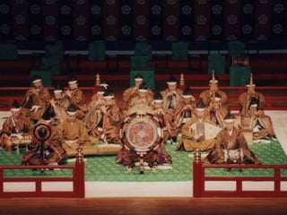 AHA. Also ryo ist myxolydisch, und ritsu
   ist dorisch, abgesehen von ein paar
eingeklammerten Vorzeichen und der nicht
      recht passenden Anlage der
   pythagoräischen Stimmung und der
  Tatsache, daß es noch eine Stimmung
namens “suichou” gibt, eine Variante von
     oushikichou, a-h-c-cis-e-ﬁs-g.
  Aber wie KLINGT das ganze? Hier ein
   Beispiel für hyoujou (“Etenraku”).
 