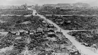  1945: Hiroshima e
Nagasaki são
arrasadas por duas
bombas atômicas
lançadas pelos
Estados Unidos
 Desmilitarização do
país como
consequência da
guerra
 Com o fim da
Guerra Fria, o Japão
voltou a investir nas
forças armadas
www.jografia.com
 