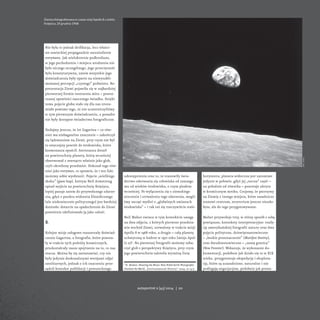 Nie była to jednak deifikacja, lecz właści-we 
sowieckiej propagandzie uwznioślenie 
everymana. Jak wielokrotnie podkreślano, 
w jego pochodzeniu i miejscu urodzenia nie 
było niczego szczególnego. Jego przeciętność 
była konstytutywna, zatem wszystkie jego 
doświadczenia były oparte na niewysubli-mowanej 
percepcji „czystego” podmiotu. Re-prezentacja 
Ziemi pojawiła się w najbardziej 
pierwotnej formie tworzenia mitu – powta-rzanej 
opowieści naocznego świadka. Dzięki 
temu pojęcie globu stało się dla nas zrozu-miałe 
pomimo tego, że nie uczestniczyliśmy 
w tym pierwszym doświadczeniu, a ponadto 
nie były dostępne świadectwa fotograficzne. 
Dodajmy jeszcze, że lot Gagarina – co rów-nież 
ma niebagatelne znaczenie – zakończył 
się lądowaniem na Ziemi, przy czym nie był 
to zwyczajny powrót do środowiska, które 
kosmonauta opuścił. Astronauta dotarł 
na powierzchnię planety, którą wcześniej 
obserwował z zewnątrz właśnie jako glob, 
czyli określony przedmiot. Dokonał tego rów-nież 
jako everyman, co sprawia, że i ten fakt 
możemy sobie wyobrazić. Pojęcie „wielkiego 
skoku” (giant leap), którym Neil Armstrong 
opisał wyjście na powierzchnię Księżyca, 
lepiej pasuje zatem do przywołanego zdarze-nia, 
gdyż z punktu widzenia filozoficznego 
(ale niekoniecznie politycznego) jest bardziej 
doniosłe: dotarcie na spadochronie do Ziemi 
powtórnie zdefiniowało ją jako całość. 
3. 
Kolejne misje załogowe rozszerzały doświad-czenie 
Gagarina, a fotografie, które powsta-ły 
w trakcie tych podróży kosmicznych, 
przekształcały nasze spojrzenie na to, co nas 
otacza. Można by się zastanawiać, czy nie 
były jedynie doskonalszymi wersjami zdjęć 
satelitarnych, jednak o ich znaczeniu prze-sądził 
kontekst publikacji i powszechnego 
udostępnienia oraz to, że stanowiły świa-dectwo 
oderwania się człowieka od znanego 
mu od wieków środowiska, o czym pisałem 
wcześniej. Po wyłączeniu się z ziemskiego 
otoczenia i utrwaleniu tego zdarzenia, mogli-śmy 
zacząć myśleć o „globalnych zmianach 
środowiska” – i tak też się rzeczywiście stało. 
Neil Maher zwraca w tym kontekście uwagę 
na dwa zdjęcia, z których pierwsze przedsta-wia 
wschód Ziemi, utrwalony w trakcie misji 
Apollo 8 w 1968 roku, a drugie – całą planetę 
uchwyconą w kadrze w 1972 roku (misja Apol-lo 
17)7. Na pierwszej fotografii możemy zoba-czyć 
glob z perspektywy Księżyca, przy czym 
jego powierzchnia zakreśla wyraźną linię 
7 N. Maher, Shooting the Moon: How NASA Earth Photographs 
Chanhed the World, „Environmental History” 2004, nr 9/3. 
horyzontu, planeta widoczna jest natomiast 
jedynie w połowie, gdyż jej „nocna” część – 
na południe od równika – pozostaje ukryta 
w kosmicznym mroku. Czujemy, że patrzymy 
na Ziemię z innego miejsca, które zasadniczo 
stanowi centrum, terytorium jeszcze niezdo-byte, 
ale do tego przygotowywane. 
Maher przywołuje trzy, w różny sposób z sobą 
powiązane, konteksty interpretacyjne: trady-cję 
amerykańskiej fotografii natury oraz dwa 
pojęcia polityczne, dziewiętnastowieczne 
– „boskie przeznaczenie” (Manifest Destiny), 
oraz dwudziestowieczne – „nową granicę” 
(New Frontier). Wskazuje, że wykonanie do-kumentacji, 
podobnie jak działo się to w XIX 
wieku, przygotowuje ekspedycję i eksplora-cję, 
które są uzasadnione, naturalne i nie 
podlegają negocjacjom, podobnie jak prawa 
Ziemia sfotografowana w czasie misji Apollo 8 z orbity 
Księżyca, 24 grudnia 1968 
fot. nasa 
autoportret 2 [45] 2014 | 20  