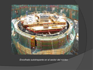 Encofrado autotrepante en el sector del núcleo
 