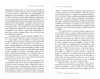 6                                         CINCO Es TlJUOS DE EDUCAÇÃO M ORAL
                                                                               Os P ROCEDIMENTOS DA E DUCAÇÃO   M O R.' L                         7


regra permanece exterior a elas e é, de fato, muito mal observada. Os          "objetivo" : a mentira mais grave é a mais inverossímil, a que mais nos
mais velhos, ao contrário , fazem eles mesmos a regra por cooperação           custa crer, a menos "má" é a menos aparente ; o roubo mais grave é o
e a observam, graças ao respeito mútuo: essa regra autônoma vem                de objeto mais custoso etc. A intenção não desempenha nenhum pa-
participar de suas personalidades e é seguida cuidadosamente. Do mes-          pel: o ato material, ou melhor, a própria materialidade da desobediência
mo modo, existem devere s impostos pelos adultos que, embora apare-            à regra é tudo. Ao contrário, quando há cooperação, há responsabili-
çam como tais, permanecem sem sentido: a regra de não mentir, mes-             dade subjetiva e julgamento em função das intenções. Os dois tipos de
mo que respeitada pela consciência dos pequenos, não é efetivamente            moral que se evidenciam na história da moral e que têm sido tão bem
observada em seu comportamento. No momento em que esta mesma                   estudado s por P. Fauconnet' se encontram, assim, na criança e cons-
regra intervém como condição de cooperação, isto é, quando as crian-           tituem o primeiro, sinal da exterioridade ineficaz da relação de coação
ças a praticam entre si, não somente ela é mais bem compreendida               e o segundo, sinal da interiorização própria do respeito mútuo e da
como verdadeiramente aplicada. Há, então, dois tipos de regras que             cooperação.
acompanham os dois respeitos: a regra exterior ou heterônoma e a                       No campo dajusti ça, as mesmas reflexões podem ser fei-
regra interior; somente a segunda conduz a uma real transformação              tas. Na medida em que o respeito unilateral predomina sobre o
do comportamento espontâneo.                                                   respeito mútuo, a autoridade predomina sobre ajustiça. Certamente,
       Em segundo lugar, os efeitos do respeito unilateral e do res-           o adulto pode ser justo com a criança e, assim, seu exemplo se
peito mútuo são muito diferentes no que concerne à personalida-                tornará lei como princípio de justiça. No entanto, pode ocorrer
de. A coação adulta, como testemunham os exemplos aos quais                    que suas decisões entrem em conflito com a igualdade das crian-
nos referimos , não é, por si mesmo, capaz de reprimir o egocentrismo          ças entre si (quando se pede mais trabalho a uns que a outros
infantil. A submissão, mesmo que interior, a este Deus que é o                 etc .). Ne ste último ca so, os pequenos dão, invariavelmente, razão
adulto e a fantasia anárquica do eu não são tão contraditórias quanto          ao adulto: é justo o que está de acordo com as regras recebidas .
aparentam: de fato, anomia e heteronomia podem acomodar-se entre               Pelo contrário, depois dos sete-oito ano s, a vida social entre cri-
si. Quantas crianças nos disseram que é permitido mentir quando                anças firma-se e regulamenta-se cada vez mais, a necessidade
isso não é percebido! Ao contrário, a cooperação conduz a consti-              de igualdade se es tabelece com força crescente. A adesão ao s
tuição da verdadeira per sonalidade, isto é, a submissão efetiva do            grupos e a cooperação se con vertem em fatores de igualitarismo.
eu às regras reconhecidas como boas. A personalidade e a auto-                 A partir daí, a criança colocará a justiça acima da autoridade e a
nomia implicam-se, as sim , uma a outra, enquanto egocentrismo                 solidari edade acima da obediência. Parece-nos que as noções
e heteronomia coexi stem sem se anular.                                        referentes à ju stiça distributi va con stituem-se , assim, à margem
        Em terceiro lugar, do ponto de vista da responsabilidade a opo-        da infl uência do adulto e, às vezes, às expensas desse.
sição permanece muito clara. Ao fazer as crianças avaliarem um cer-                    Quand o à justiça retributiva ou à noção de sanção, mostra-
to número de relatos de mentiras , roubos e transgressões, temos en-           remo s ainda, para terminar nossa exposição sobre os domínios psi-
contrado o que se segue. Na medida em que as regras de não mentir e            cológicos do probl ema , o quanto a reação da criança é diferent e
de não roubar permanecem como imposições pelo adulto e aceitas por             qua ndo dominada pelo respeito unilateral ou pelo respeito mútuo. A
respeito unilateral, as mentiras e os roubos são avaliados de um ponto
de vista inteiramente realista, ou como dizem os juristas, inteiramente
                                                                                   P. Fau conn et: La responsabilit é, Par is. A lcan.
 