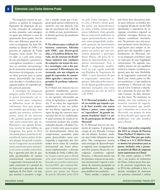 8
Jornal dos Economistas / Fevereiro 2014www.corecon-rj.org.br
Entrevista: Luiz Carlos Delorme Prado
Na integração vertical ou assi-
métrica, os ganhos de integração
dependem da disposição do pa-
ís mais avançado, de compensar
os mais atrasados, com vantagens
ou apoio que reduzam o custo de
ajustamento desses países. Isto foi
feito com diferentes graus de su-
cesso na integração das duas Ale-
manhas na década de 1990 e no
processo de expansão da União
Europeia, neste século. Por ou-
tro lado, se o país mais avança-
do não está disposto a promover a
convergência econômica e social,
mas, ao contrário, está preocupa-
do de minimizar eventuais perdas
decorrentes da integração, os cus-
tos desse processo para os países
menos desenvolvidos são muito
mais elevados e o benefícios da in-
tegração podem ser superados pe-
los custos do processo.
A estratégia de integração
proposta pelos EUA tem mui-
to pouca preocupação em as-
sumir custos para compensar
os diferentes níveis de desen-
volvimento. Esse país propõe,
nos acordos que participa, uma
agenda que prioriza, exclusiva-
mente, temas de seu interesse
e dos grandes grupos empresa-
riais norte-americanos que in-
fluenciam a sua agenda domés-
tica, através de seus lobbies no
Congresso. Em geral, os EUA
são muito pouco sensíveis às de-
mandas de outros países, inclu-
sive porque há grande resistên-
cia no Congresso e na sociedade
norte-americana para assinatu-
ra de novos acordos comerciais.
Isto é agravado pelo fato de que,
pelas peculiaridades do sistema
constitucional norte-americano,
a negociação internacional de tra-
tados comerciais só é possível de
ser feita com a aprovação de uma
legislação de Fast Track – ou seja,
que autorize o executivo a nego-
ciar o tratado, sendo que o Con-
gresso pode apenas confirmá-lo ou
rejeitá-lo, mas não alterá-lo. Este
tipo de autorização não é fácil de
ser obtida no país, particularmen-
te durante governos de presidentes
democratas.
P: Os esforços para a redução de
barreiras comerciais, lideradas
pela OMC, cujo diretor-geral,
aliás, é o brasileiro Roberto Aze-
vedo, são do interesse do Brasil?
Nossa indústria tem condições
de competir, em termos de esca-
la e tecnologia, com a dos paí-
ses centrais? A liberalização, tão
incensada, não nos relegaria ao
papel de exportador de commo-
dities agrícolas e minerais e im-
portador de produtos industria-
lizados?
R: O Brasil tem interesse nas ne-
gociações multilaterais, particu-
larmente, mas não exclusivamen-
te, em questões relacionadas aos
temas de agricultura e agroindús-
tria. É na esfera das negociações
multilaterais (e não nas realiza-
das nos blocos regionais) que as
regras do jogo do comércio inter-
nacional têm de ser estabelecidas.
A atual estrutura do comércio in-
ternacional, produto dos acordos
realizados durante a Rodada Uru-
guai, é muito ruim para os países
em desenvolvimento. Vários dos
compromissos assumidos pelos
países desenvolvidos como con-
trapartida à negociação dos cha-
mados novos temas de comércio
internacional não foram plena-
mente implementados – o fracasso
da Rodada de Doha é reflexo dis-
so. O pior cenário para o Brasil
seria uma ordem internacional
baseada em acordos comerciais,
fora da OMC, que criariam blo-
cos econômicos com regras pro-
postas por países (ou blocos
de países) liderados pelos EUA
ou pela União Europeia. Nes-
se caso, o Brasil e outros gran-
des países em desenvolvimen-
to, como a Índia, teriam muito
pouca influência. Esses grandes
blocos comerciais poderiam ter
regras (particularmente, em te-
mas como propriedade intelec-
tual, proteção de investimento
e outras) que depois seriam im-
postas aos países que não esti-
vessem dispostos a participar
desses blocos, sob pena de re-
dução de oportunidades no co-
mércio internacional. Para o
Brasil, a negociação multila-
teral, ou seja, aquela realizada
nas Rodadas de Negociação da
OMC, é mais favorável do que
as negociações comerciais re-
gionais, lideradas pelos interes-
ses de alguns grandes países in-
dustriais avançados, tais como
as propostas no caso da ALCA
e do TPPA.
 
P: O Mercosul prejudica o Bra-
sil, no sentido que impede o pa-
ís de fazer acordos com outros
blocos e países, como repetem
os “especialistas” da grande im-
prensa brasileira? Qual é o sal-
do da participação do Brasil no
Mercosul?
R: O Mercosul está em um mo-
mento de impasse. A proposta da
criação de um Mercado Comum
não foi adiante. Estamos, ainda,
em uma União Aduaneira incom-
pleta. Não conseguimos montar
uma estratégia de desenvolvimen-
to regional, nem conseguimos de-
senvolver projetos eficazes de con-
vergência econômica regional.
Portanto, o Mercosul precisa sair
do marasmo, avançar na sua estru-
tura institucional e superar a resis-
tência de interesses paroquiais ao
aprofundamento da integração,
para justificar sua existência.
Nesse sentido, o projeto tem
pela frente duas alternativas pola-
res para enfrentar os desafios des-
sa segunda década do século XXI:
Aprofundar a experiência da in-
tegração econômica regional ou
priorizar estratégias flexíveis nas
relações econômicas internacio-
nais. No primeiro caso, será neces-
sário promover novas iniciativas e
negociações para romper os im-
passes que têm impedido o apro-
fundamento do Mercosul, tan-
to na integração econômica como
na superação de suas fragilidades
institucionais. No segundo caso,
implica manter em um equilíbrio
instável as relações econômicas re-
gionais para dar mais flexibilida-
de às negociações comerciais do
Brasil com outros países ou blo-
cos econômicos – o que implicaria
transformar o Mercosul em uma
área de Livre Comércio e abando-
nar a pretensão de criar um Mer-
cado Comum. As duas alternati-
vas têm riscos. No momento, no
entanto, não vejo nenhuma al-
ternativa razoável de negocia-
ção internacional que justifi-
que o abandono ou o recuo no
Mercosul: um projeto de mais
de duas décadas que, apesar dos
problemas, tem sido benéfico
para o Brasil.
 P: Como você avalia o empenho
dos EUA na criação da Parceria
Trans-Pacífico? O objetivo é iso-
lar a China? Mas por que isolar
a China se o G-2 (EUA-China)
se mostra tão proveitoso para as
partes, inclusive com a presen-
ça massiva de filiais de empresas
norte-americanas na China?
R: Em minha opinião, a TPPA
não é um projeto de isolamento
da China, embora possa fazer par-
te da crescente importância que
os EUA têm atribuído à Ásia e à
decisão estratégica de aumentar
sua presença comercial e militar
 