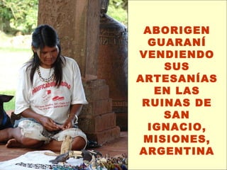 ABORIGEN GUARANÍ VENDIENDO SUS ARTESANÍAS EN LAS RUINAS DE SAN IGNACIO, MISIONES, ARGENTINA 