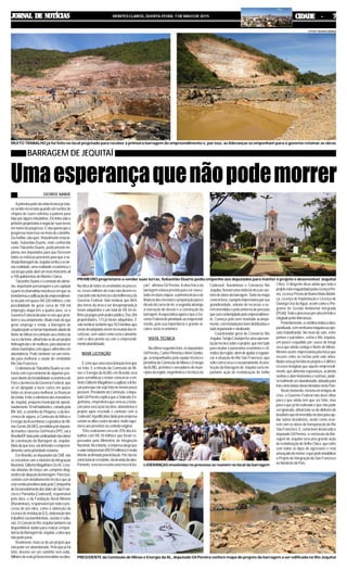 Umaesperançaquenãopodemorrer
JORNAL DE NOTÍCIASJORNAL DE NOTÍCIASJORNAL DE NOTÍCIASJORNAL DE NOTÍCIASJORNAL DE NOTÍCIAS MONTESCLAROS,QUINTA-FEIRA,7DEMAIODE2015 CIDADE - 7CIDADE - 7CIDADE - 7CIDADE - 7CIDADE - 7
GEORGE NANDE
Aprimeirapartedavisitatécnicajáesta-
va sendo encerrada quando um senhor de
chapéu de couro solicitou a palavra para
falarporalgunsminutinhos.Eletinhasidoo
primeiroproprietárioanegociarsuasterras
emnomedoprogresso.Enãoqueriaqueo
progresso morresse no meio do caminho.
Oumelhor,nãoquer.Visivelmenteemocio-
nado, Sebastião Duarte, mais conhecido
como Tiãozinho Duarte, praticamente im-
plorou aos deputados para que fizessem
todososesforçospossíveisparaqueaso-
nhadaBarragemdeJequitaívenhaasetor-
nar realidade, uma realidade econômica e
socialquepodeabrirumnovohorizonteali
a 100 quilômetros de Montes Claros.
TiãozinhoDuarteéosímbolodootimis-
mo, importante personagem e um capítulo
àpartenodramalhãonovelescoemquese
transformouaedificaçãodoempreendimen-
to orçado em quase R$ 320 milhões, com
possibilidade de gerar cerca de 100 mil
empregos daqui três a quatro anos, se o
GovernoFederaldesatarosnósquepren-
dem o seu andamento. Muito mais do que
gerar emprego e renda, a Barragem de
Jequitaípodesetornarimportantealiadodo
Norte de Minas no combate aos efeitos da
secaedafome,afinaltrata-sedeumprojeto
hidroagrícolaedemultiuso,paraabastecer
váriosmunicípioscomáguaealimentosem
abundância. Pode também ser um remé-
dio para melhorar a saúde do combalido
Rio São Francisco.
OotimismodeTiãozinhoDuartesecon-
trasta com o pessimismo de algumas pes-
soasdiantedainstabilidadeeconômicado
País e da inércia do Governo Federal, que
se vê obrigado a fazer cortes em quase
todas as áreas para melhorar as finanças
daUnião.Entreootimismodosmoradores
de Jequitaí, pequeno município de aproxi-
madamente10milhabitantes,cortadopela
BR-365, a caminho de Pirapora, e da des-
crença de alguns, a Comissão de Minas e
Energia daAssembleia Legislativa de Mi-
nasGerais(ALMG),presididapelodeputa-
do montes-clarense Gil Pereira (PP), vai a
Brasília/DFlutarpelacontinuidadedasobras
de construção da Barragem de Jequitaí.
Mais do que isso: vai defender o empreen-
dimentocomoprioridademáxima.
EmBrasília,osdeputadosdaCMEvão
se encontrar com o ministro da Integração
Nacional,GilbertoMagalhãesOcchi.Leva-
rão debaixo do braço um completo diag-
nósticodasituaçãodabarragem.Paraisso,
contam com detalhamento técnico que já
estásendoprovidenciadopelaCompanhia
deDesenvolvimentodosValesdoSãoFran-
cisco e Parnaíba (Codevasf), responsável
pela obra, e da Fundação Rural Mineira
(Ruralminas), responsável por todo o pro-
cesso de pré-obra, como a obtenção da
LicençadeInstalação(LI),elaboraçãodos
trabalhos socioambientais, sociais e cultu-
rais. O Consórcio Rio Jequitaí também vai
disponibilizar dados para realçar a impor-
tânciadaBarragemdeJequitaí,aobraque
nãopodeparar.
Realmente, trata-se de um projeto que
não pode ser abandonado. Pelo que já foi
feito, deveria ser um caminho sem volta.
Milhõesdereaisjáforaminvestidosnaobra.
BARRAGEM DE JEQUITAÍ
Naóticadetodososenvolvidosnoproces-
so, esses milhões de reais não devem es-
coarpeloralodainérciaedaindiferençado
Governo Federal. Vale lembrar que 86%
das terras da área a ser desapropriada já
foram adquiridos e um total de R$ 44 mi-
lhõesjápagospelopoderpúblico.Das284
propriedades, 173 já foram adquiridas. E
valelembrartambémque553famíliasque
serãodesalojadasvivemnomundodasin-
certezas,semsabercomoseráoamanhã:
com a obra pronta ou com o empreendi-
mentoabandonado.
NOVA LICITAÇÃO
Écertoqueumanovalicitaçãoteráque
ser feita. E a missão da Comissão de Mi-
nas e Energia da ALMG em Brasília será
para sensibilizar e tentar convencer o mi-
nistroGilbertoMagalhãesaagilizaralicita-
ção para que ela seja feita no menor prazo
possível.PresidentedaComissão,odepu-
tadoGilPereiraexplicaqueaSobradoEn-
genharia, empreiteira que venceu a licita-
ção para execução da obra, abandonou o
projeto após rescindir o contrato com a
Codevasf.Ajustificativadadapelaempresa
seriamosaltoscustosdaobra,muitosupe-
rioresaosprevistosnocontratooriginal.
"Eles realizaram cerca de 25% dos tra-
balhos com R$ 18 milhões que foram re-
passados pelo Ministério da Integração
Nacional.Noentanto,aempresaalegaque
ovalortotalprevisto(R$59milhões)émuito
inferioraofirmadopelalicitação.Pornãoter
comobancarorestante,eladesistiudaobra.
Portanto, será necessária uma nova licita-
ção", afirmou Gil Pereira.A obra física da
barragem estava prevista para ser execu-
tadaemduasetapas:aprimeiraincluiade
limpezadasencostasepreparaçãoparao
desvio do curso do rio; a segunda abrange
a execução do desvio e a construção da
barragem.AexpectativaagoraéqueoGo-
vernoFederaldêprioridadeaoempreendi-
mento, pela sua importância e grande al-
cance sócio-econômico.
VISITA TÉCNICA
Na última segunda-feira, os deputados
GilPereira,CarlosPimentaeArlenSantia-
go, acompanhados pela equipe técnica e
jornalistadaComissãodeMinaseEnergia
daALMG, prefeitos e vereadores de muni-
cípiosdaregião,engenheirosetécnicosda
Codevasf, Ruralminas e Consórcio Rio
Jequitaí,fizeramumavisitatécnicaaocan-
teirodeobrasdabarragem.Tantonomapa
comoinloco,oprojetoimpressionaporsua
grandiosidade, volume de recursos a se-
rem investidos e pelo universo de pessoas
queserácontempladopeloempreendimen-
to. Começa pelo bem montado acampa-
mento,cominstalaçõesbemdistribuídase
tudoorganizadoesinalizado.
Coordenador-geral do Consórcio Rio
Jequitaí,SérgioCastejonfezumaapresen-
taçãotécnicasobreoprojeto,quetemtudo
para mudar o panorama econômico e cli-
máticodaregião,alémdeajudararegulari-
zar a situação do Rio São Francisco, que
sofrecomasecaeoassoreamento.Acons-
trução da Barragem de Jequitaí seria im-
portante ação de revitalização do Velho
Chico. O dirigente disse ainda que todo o
projetoestáresguardadopelasLicençaPré-
via, Licença Prévia do Ibama MataAtlânti-
ca, Licença de Implantação e Licença de
Outorga Uso da Água, assim como o Pro-
grama de Gestão Ambiental Integrada
(PGAI).Todooprocessopré-obrafoifeitoe
elogiadopelaslideranças.
Posteriormente,acomitivavisitouaobra,
paralisada,semnenhumamáquinaouope-
rário trabalhando. No meio do vale, entre
pedras e paredões, corria o Rio Jequitaí,
um pouco esquálido por causa da longa
seca que ainda castiga o Norte de Minas.
Mesmo assim, impressiona pela força que
escorre entre as rochas pelo vale afora.
Muitacoisajáfoifeitanoprojetoeédifícile
receoso imaginar que aquele empreendi-
mento,quealimentaesperanças,acalenta
sonhoseabrehorizontesesorrisos,pode-
rárealmenteserabandonado,deixadopara
tráscomotantasobrasiniciadasnestePaís.
Nestemomento,mesmoemtemposde
crise, o Governo Federal não deve olhar
para o que ainda tem que ser feito, mas
para o que já foi realizado e que não pode
ser ignorado, afinal trata-se de dinheiro do
brasileiroquefoiinvestidonaobraparaaju-
dar outros brasileiros, assim como ocor-
rem com as obras de transposição do Rio
São Francisco. E, como bem destacado o
deputado Gil Pereira, a conclusão da Bar-
ragem de Jequitaí será uma grande ação
de revitalização do Velho Chico, que sofre
com todos os tipos de agressões e está
ameaçadodemorrer,oquepodeinviabilizar
o Projeto de Integração do São Francisco
noNordestedoPaís.
PRESIDENTE da Comissão de Minas e Energia da AL, deputado Gil Pereira confere mapa do projeto da barragem a ser edificada no Rio Jequitaí
LIDERANÇAS envolvidas no processo se reúnem no local da barragem
PRIMEIRO proprietário a vender suas terras, Sebastião Duarte pediu empenho aos deputados para manter o projeto e desenvolver Jequitaí
MUITO TRABALHO já foi feito no local projetado para receber a primeira barragem do empreendimento e, por isso, as lideranças se empenham para o governo retomar as obras
FOTOS: GEORGE NANDE
 