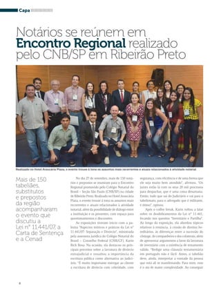 Capa 
Notários se reúnem em 
Encontro Regional realizado 
pelo CNB/SP em Ribeirão Preto 
Realizado no Hotel Araucária Plaza, o evento trouxe à tona os assuntos mais recorrentes e atuais relacionados à atividade notarial 
8 
No dia 27 de setembro, mais de 150 notá-rios 
e prepostos se reuniram para o Encontro 
Regional promovido pelo Colégio Notarial do 
Brasil – Seção São Paulo (CNB/SP) na cidade 
de Ribeirão Preto. Realizado no Hotel Araucária 
Plaza, o evento trouxe à tona os assuntos mais 
recorrentes e atuais relacionados à atividade 
notarial, além da possibilidade de diálogo entre 
a instituição e os presentes, com espaço para 
questionamentos e discussões. 
As exposições tiveram início com a pa-lestra 
“Aspectos teóricos e práticos da Lei n° 
11.441/07: Separação e Divórcio”, ministrada 
pela assessora jurídica do Colégio Notarial do 
Brasil – Conselho Federal (CNB/CF), Karin 
Rick Rosa. Na ocasião, ela destacou os prin-cipais 
preceitos sobre a lavratura de divórcio 
extrajudicial e ressaltou a importância da 
escritura pública como alternativa ao judici-ário. 
“É muito importante entregar ao cliente 
a escritura de divórcio com celeridade, com 
segurança, com eficiência e de uma forma que 
ele seja muito bem atendido”, afirmou. “Os 
juízes estão lá com os seus 20 mil processos 
para despachar, que é uma coisa desumana. 
Então, tudo que sai do Judiciário e vai para o 
tabelionato, para o advogado que é militante, 
é ótimo”, opinou. 
Após o coffee break, Karin voltou a falar 
sobre os desdobramentos da Lei n° 11.441, 
focando nos quesitos “Inventário e Partilha”. 
Ao longo da exposição, ela abordou tópicos 
relativos à renúncia, à cessão de direitos he-reditários, 
às diferenças entre a sucessão do 
cônjuge, do companheiro e dos colaterais, além 
de apresentar argumentos a favor da lavratura 
de inventário com a existência de testamento 
válido. “Redigir uma cláusula testamentária 
em português não é fácil. Antes, o tabelião 
deve, ainda, interpretar a vontade da pessoa 
que está ali se manifestando. Para mim, esse 
é o ato de maior complexidade. Ao conseguir 
Mais de 150 
tabeliães, 
substitutos 
e prepostos 
da região 
acompanharam 
o evento que 
discutiu a 
Lei n° 11.441/07, a 
Carta de Sentença 
e a Cenad 
 