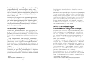 Som framgår av diagrammet på föregående sida har inte fattigdomen bland personer som förvärvsarbetat minskat, vilket
borde ha varit konsekvensen av en effektiv arbetslinje. Fattigdomen har som syns av de svarta staplarna istället ökat. Bland förvärvsarbetanden levde 5,4 procent i fattigdom 2011 jämfört
med 3,5 procent 19917.

Utifrån den generella bilden att fler människor riskerar fattigdom i vårt land, också bland de som jobbar, kan det vara intressant att göra en internationell jämförelse. Nedan presenteras
begreppet ”arbetande fattigdom” med en förklaring till de politiska styrmedel som internationellt har påverkat fattigdomen i
positiv eller negativ riktning.

Arbetande fattigdom

Working poor, eller arbetande fattiga, är ett internationellt begrepp som beskriver en växande underklass. Till skillnad från
fattigdom med anledning av arbetslöshet, sjukdom eller pension
beskriver det här begreppet alltså fattigdomen trots förvärvsarbete.

I USA, Tyskland och flera andra länder ökar låglönejobben.
Den ekonomiska krisen och hög arbetslöshet har gjort att det är
arbetsgivarens snarare än arbetstagarens marknad som gäller.
Prekariatet har blivit ett välkänt begrepp, allt fler människor får
lov att jobba med krav på hög flexibilitet och lägre anställningstrygghet.8
Internationellt har vissa grupper visat sig vara mer i riskzonen
än andra att inte klara sig på sin arbetsinkomst, och med högre
risk att bli arbetande fattiga. Ensamstående kvinnor med barn,
personer med låg utbildning, personer med utländsk bakgrund,

7
8

www.scb.se
Standing Guy, Prekariatet: Den nya farliga klassen, 2013.
14

korttidsanställda liksom familjer med många barn är särskilt
drabbade.9

Lågavlönade eller arbetande fattiga är egentligen inget nytt här i
Sverige, men under lång tid gick utvecklingen mot ökad jämlikhet både genom facklig och politisk kamp. Under senare år har
dock flexibla, otrygga jobb blivit allt vanligare även här och följer en internationell trend. Bemanningsföretagen växer, vissa
grupper, särskilt unga har svårt att få fasta jobb. Den ökande
flexibilititeten och otrygghetens konsekvenser går att skönja i senare familjebildningar och större ohälsa.10

Politiska förutsättningar
för arbetande fattigdom i Sverige

För barnfamiljer, och särskilt för ensamstående föräldrar, är de
familjepolitiska stöden ett viktigt komplement för att få ekonomin att gå ihop och att komma på rätt sida av fattigdomsgränsen. Stöd som barnbidrag, underhållsstöd, och framförallt det
behovsanpassade bostadsbidraget, är tänkta att ha en utjämnande effekt i samhället.

Sverige har ett relativt generöst välfärdssystem i internationella
mått mätt. Dock har endast marginella höjningar av de familjepolitiska stöden till hushållen kunnat mätas under de senare år.
Senast barnbidraget höjdes var under 2005, från 950 kronor till
1 050 kronor per barn. Flerbarnstillägget höjdes 2010 med 50
kronor per barn. Underhållsstödet för ensamstående föräldrar
med barn höjdes senast 2006 till 1273 kronor.

De ekonomiska stöden har inte följt med prisutvecklingen och
har inte längre samma utjämnande verkan som de en gång haft.
Enligt Försäkringskassans utvärdering av de familjepolitiska stö-

9

10

Eurostat Commission - STAT/12/189 20/12/2012
Andersson Dan, Den nya kapitalimens möjligheter, Arbetarrörelsens tankesmedja, 2012
15

 
