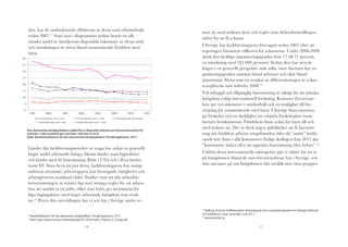 !

den, har de omfördelande effekterna av dessa varit oförändrade
sedan 2007.11 Som syns i diagrammet nedan består en allt
mindre andel av familjernas disponibla inkomster av dessa stöd,
och minskningen är störst bland ensamstående föräldrar med
barn.

nare år, med striktare krav och regler som Arbetsförmedlingen
infört för att få a-kassa.

I Sverige har fackföreningarna försvagats sedan 2007 efter att
regeringen försämrat villkoren för a-kassorna. Under 2006-2008
sjönk den fackliga organiseringsgraden från 77 till 71 procent,
en minskning med 245 000 personer. Sedan dess har utvecklingen i ett generellt perspektiv stått stilla, men däremot har organiseringsgraden minskat bland arbetare och ökat bland
tjänstemän. Detta som ett resultat av differentieringen av a-kasseavgifterna som infördes 2008.13

!
"#$!#%&$&'()%*!+*'(,-#.&,(/(%#$)!*$0#,!123!*4!0().&$(5#,!($%&')/!.#6!%&$)7'/(&$)#$8#/!+96!
"#$!#%&$&'()%*!+*'(,-#.&,(/(%#$)!*$0#,!123!*4!0().&$(5#,!($%&')/!.#6!%&$)7'/(&$)#$8#/!+96!
($0(4(0#6!(!&,(%*!87)8:,,)/;.#6!'#0!5*6$<!=$0(4(0#6!>?@A!:6!
;
($0(4(0#6!(!&,(%*!87)8:,,)/;.#6!'#0!5*6$<!=$0(4(0#6!>?@A!:6!
BC,,*D!E#)7,/*/($0(%*/&6#6!+96!0#$!#%&$&'()%*!+*'(,-#.&,(/(%#$F!G96)C%6($H)%*))*$F!I>JK<!
BC,,*D!E#)7,/*/($0(%*/&6#6!+96!0#$!#%&$&'()%*!+*'(,-#.&,(/(%#$F!G96)C%6($H)%*))*$F!I>JK<!

!

Länder där fackföreningsrörelser är svaga har också en generellt
högre andel arbetande fattiga, liksom länder utan lägstalöner
och länder med fri lönesättning. Både i USA och i flera länder
inom EU finns bevis på just detta, fackföreningarna har marginaliserat utrymme, arbetstagaren har försvagade rättigheter och
arbetsgivarens marknad råder. Studier visar att där arbetslöshetsersättningen är relativt låg med stränga regler för att arbetslösa att snabbt ta ett jobb, vilket som helst, ges incitament för
låga ingångslöner med högre arbetande fattigdom som resultat.12 Precis den utvecklingen har vi sett här i Sverige under se11
12

Resultatindikatorer för den ekonomiska familjepolitiken, Försäkringskassan, 2013.
http://cope-research.eu/wp-content/uploads/2013/03/In-work_Poverty_in_Europe.pdf
16

Väl utbyggd och tillgänglig barnomsorg är viktigt för att minska
fattigdom enligt internationell forskning. Kvinnors förvärvsarbete ger två inkomster i samhushåll och en möjlighet till försörjning för ensamstående med barn. I Sverige finns maxtaxa
på förskolor och en skyldighet att erbjuda förskoleplats inom
barnets hemkommun. Fritidshem finns också för barn till och
med årskurs tre. Det är dock ingen självklarhet att få barnomsorg om föräldrar arbetar oregelbundna tider då ”nattis” fortfarande inte finns i alla kommuner. Enligt skollagen från 2011 ska
”kommuner sträva efter att upprätta barnomsorg efter behov”.14
Utifrån dessa internationella iakttagelser går vi vidare för att se
på fattigdomen bland de som förvärvsarbetar här i Sverige, och
titta närmare på om fattigdomen slår särskilt mot vissa grupper.

13
Kjellberg, Andreas, Kollektivavtalens täckningsgrad samt organisationsgraden hos arbetsgivarförbund
och fackförbund, Lunds universitet, Lund 2013.
14
www.skolverket.se

17

 