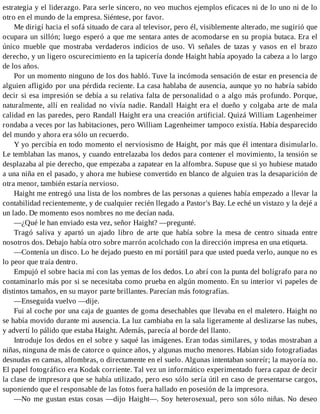 estrategia y el liderazgo. Para serle sincero, no veo muchos ejemplos eficaces ni de lo uno ni de lo
otro en el mundo de la empresa. Siéntese, por favor.
Me dirigí hacia el sofá situado de cara al televisor, pero él, visiblemente alterado, me sugirió que
ocupara un sillón; luego esperó a que me sentara antes de acomodarse en su propia butaca. Era el
único mueble que mostraba verdaderos indicios de uso. Vi señales de tazas y vasos en el brazo
derecho, y un ligero oscurecimiento en la tapicería donde Haight había apoyado la cabeza a lo largo
de los años.
Por un momento ninguno de los dos habló. Tuve la incómoda sensación de estar en presencia de
alguien afligido por una pérdida reciente. La casa hablaba de ausencia, aunque yo no habría sabido
decir si esa impresión se debía a su relativa falta de personalidad o a algo más profundo. Porque,
naturalmente, allí en realidad no vivía nadie. Randall Haight era el dueño y colgaba arte de mala
calidad en las paredes, pero Randall Haight era una creación artificial. Quizá William Lagenheimer
rondaba a veces por las habitaciones, pero William Lagenheimer tampoco existía. Había desparecido
del mundo y ahora era sólo un recuerdo.
Y yo percibía en todo momento el nerviosismo de Haight, por más que él intentara disimularlo.
Le temblaban las manos, y cuando entrelazaba los dedos para contener el movimiento, la tensión se
desplazaba al pie derecho, que empezaba a zapatear en la alfombra. Supuse que si yo hubiese matado
a una niña en el pasado, y ahora me hubiese convertido en blanco de alguien tras la desaparición de
otra menor, también estaría nervioso.
Haight me entregó una lista de los nombres de las personas a quienes había empezado a llevar la
contabilidad recientemente, y de cualquier recién llegado a Pastor's Bay. Le eché un vistazo y la dejé a
un lado. De momento esos nombres no me decían nada.
—¿Qué le han enviado esta vez, señor Haight? —pregunté.
Tragó saliva y apartó un ajado libro de arte que había sobre la mesa de centro situada entre
nosotros dos. Debajo había otro sobre marrón acolchado con la dirección impresa en una etiqueta.
—Contenía un disco. Lo he dejado puesto en mi portátil para que usted pueda verlo, aunque no es
lo peor que traía dentro.
Empujó el sobre hacia mí con las yemas de los dedos. Lo abrí con la punta del bolígrafo para no
contaminarlo más por si se necesitaba como prueba en algún momento. En su interior vi papeles de
distintos tamaños, en su mayor parte brillantes. Parecían más fotografías.
—Enseguida vuelvo —dije.
Fui al coche por una caja de guantes de goma desechables que llevaba en el maletero. Haight no
se había movido durante mi ausencia. La luz cambiaba en la sala ligeramente al deslizarse las nubes,
y advertí lo pálido que estaba Haight. Además, parecía al borde del llanto.
Introduje los dedos en el sobre y saqué las imágenes. Eran todas similares, y todas mostraban a
niñas, ninguna de más de catorce o quince años, y algunas mucho menores. Habían sido fotografiadas
desnudas en camas, alfombras, o directamente en el suelo. Algunas intentaban sonreír; la mayoría no.
El papel fotográfico era Kodak corriente. Tal vez un informático experimentado fuera capaz de decir
la clase de impresora que se había utilizado, pero eso sólo sería útil en caso de presentarse cargos,
suponiendo que el responsable de las fotos fuera hallado en posesión de la impresora.
—No me gustan estas cosas —dijo Haight—. Soy heterosexual, pero son sólo niñas. No deseo
 