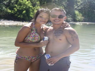 CHOOSE A LAYOUT
…then click the placeholders to add your own pictures and captions.