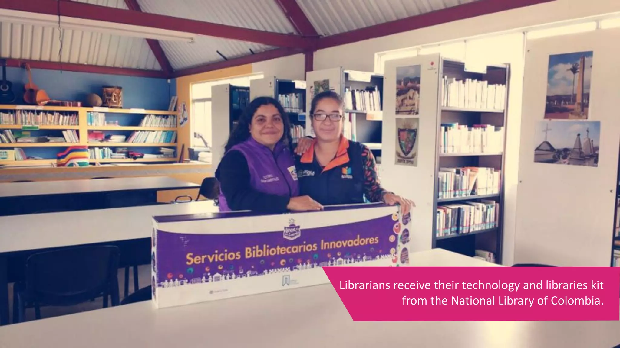 Librarians	receive	their	technology	and	libraries	kit	
from	the	National	Library	of	Colombia.
 