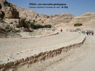 Pétra: une merveille géologique.
Chemin menant à l’entrée du site : le Siq
 
