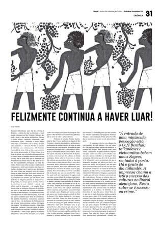 Mapa / Jornal de Informação Crítica / Outubro-Dezembro’15
crónica
Jorge Valadas
Passámos Monchique, para trás fica a Serra da
Brejeira, a aldeia da San- ta Bárbara e, final-
mente, entramos em São Teotónio. Odemira fica
mais a norte, a uns quinze quilómetros. Viemos
à «Feira Antiga», animação, artesanato, jogos
tradicionais, baile. «Participe à moda antiga
com trajes e acessórios», diz o cartaz. Ao lado
está anunciado o «Jurassic World» no cinema
de Odemira, com os dinossauros... São Teotónio
é uma aldeia vazia, triste, pobre, casas por aca-
bar, outras abandonadas. A «Feira Antiga» é no
largo da Igreja, uns reformados alentejanos com
os trajes, mesas e comidas, música, cafés abertos
à volta. Não se pode dizer que o ambiente seja
Woodstook ou mesmo Jazz no Rio. Mais no es-
tilo da especialidade portuguesa da festa dos
tristes. Damos uma volta ao largo e rapidamente
começamos a sentir que estamos num lugar es-
tranho, um lugar que é mais do que alentejano.
Há casas velhas que parecem servir de dormi-
tórios de gente com tipo físico mais oriental do
que os habitantes tradicionais. Imigrantes, cla-
ro, imigrantes aos montes, que não fazem parte
da Festa. Os búlgaros parecem os mais pobres e
desgastados, no café que parece ser-lhes reserva-
do alcoolizam-se a ver o futebol – o que já é um
nítido sinal de integração –, os bengalis deam-
bulam como se andassem à procura de trabalho,
por vezes há um casal com crianças, os tailande-
ses têm ar mais enérgico, e os nepaleses, jovens,
concentram-se no outro lado da praça, num café
que parece também fazer ofício de dormitório.
Há também brasileiros, vietnamitas, romenos
e por aí fora... Os alentejanos da Festa parecem
não reparar nesta presença exótica, ou fingem
não reparar. Um ambiente estranho... Duas lojas
despertam a atenção. Uma em- presa de trans-
porte faz carreiras entre São Teotónio, a Bulgária
e a Roménia. A outra é uma agência de trabalho
temporário, tudo escrito em inglês, que propõe
«jobs» nos campos para gente de passagem. Che-
gámos a São Teotónio e encontrámos a globaliza-
ção no meio do velho e pobre Alentejo.
	 Voltamos à estrada, direção Zambu-
jeira do Mar. Poucos quilómetros depois de São
Teotónio o mistério desvenda-se: quilómetros e
quilómetros de estufas a perder de vista, na zona
haverá cerca de 1100 hectares. À entrada de uma
minúscula povoação está o Café Benthai; tailan-
deses e vietnamitas bebem umas Sagres, senta-
dos à porta. Há prato do dia tailandês. A impren-
sa chama a isto o sucesso das culturas no litoral
alentejano. Resta saber se é sucesso ou crime.
São culturas que necessitam de bom ar, boa água
e bom tempo e muita mão-de-obra. A terra não é
necessária, tudo é cultivado em substrato, com a
ajuda da química. Mas como infelizmente tam-
bém há terra, em breve ela estará, como a água,
poluída. Seis mil toneladas de frutos vermelhos
são produzidos por ano na zona de Ode- mira,
dos quais 90% são exportados. O negócio está
nas mãos, ou nos bolsos, da multinacional ameri-
cana que domina o mercado, a Driscoll’s [Todos
os dados e citações foram retirados do artigo de
Carlos Dias publicado no Público de 30 de Ju-
nho 2015], dirigida em Portugal pelo Sr. Arnold
Heeren, a qual criou, com capitais americanos,
outras empresas para produzir, a Lusomorango
por exemplo, que é dirigida pelo mesmo senhor
que parece ser um personagem central do filme
de horror. O Sr. Santos Andrade é o vice-presi-
dente e está feliz. Como não havia de estar? A
faturação da sociedade passou de cinco milhões
de euros em 2005 para 36,8 milhões em 2014.
«Odemira é uma zona estratégica para os pe-
quenos frutos», diz o homem que fala como um
coronel da guerra colonial. Também feliz, está o
Sr. Gil Oliveira, que com orgulho patriótico diz:
«Sou o maior produtor português deste fruto e
detenho o recorde mundial com 24 toneladas
por hectare». E ainda há gente que não acredita
nas virtudes capitalistas da burguesia lusitana?
Depois, a comercialização é feita pela Discroll’s.
Que os americanos, mesmo no sul, não perdem o
norte.
	 O «sucesso» deve-se aos clientes do
café Banthai, do café búlgaro e do café nepa-
lês. Este tipo de cultura precisa em média de 12
pessoas por hectare. Num Alentejo vazio, entre
velhos e emigrados há umas mulheres disponí-
veis para vender a sua for- ça de trabalho, mas
elas não querem trabalhar ao domingo?! Uma
arrogância subversiva que deve vir do 25 Abril.
O Sr. Gil prefere o novo proletariado, diz que os
imigrantes apanham 4,5 quilos por hora e por
pessoa em média. Fico a pensar o que isto quer
dizer concretamente ao fim do dia, em que esta-
do estariam os braços e os corpos do Arnold, do
Andrade, do Gil e outros, se a tal suplício fossem
submetidos? Há mulheres búlgaras a apanharem
7 quilos, por mil euros «limpos», acrescenta um
dos exploradores. Porque os salários são, evi-
dentemente, em função da apanha. Nesta fase
do campeonato intervém o Sr. Arnold para di-
zer umas palavras humanistas bem sentidas so-
bre as más condições de trabalho e de vida dos
trabalhadores. Que procura evitar «as situações
degradantes e as máfias». O indivíduo é um
brincalhão. E o que faz para o evitar? Está cla-
ro que não faz nada, basta uma rápida passagem
na zona para o saber. O Sr. Arnold mente como
respira. Como é que estas centenas, milhares, de
emigrantes chegam do Nepal e do Bangladeche
até São Teotónio? E em que condições chegam?
E a que preço chegam? A GNR não deve saber
de nada. Quem poderia dar uns palpites sobre
o assunto é o feio gajo da agência de trabalho
temporário ou a loura empregada da agência de
viagens. Mas, para ser franco, não indaguei...
Esta mão-de-obra internacional, vivendo em
“Á entrada de
uma minúscula
povoação está
o Café Benthai;
tailandeses e
vietnamitas bebem
umas Sagres,
sentados à porta.
Há o prato do
dia tailandês. A
imprensa chama a
isto o sucesso das
culturas no litoral
alentejano. Resta
saber se é sucesso
ou crime.”
felizmente continua a haver luar!
 