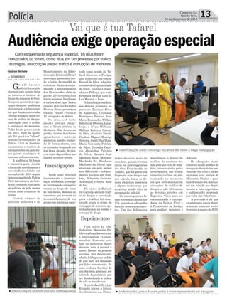 Polícia 13CORREIO DO SUL
Quinta-feira,
18 de dezembro de 2014
Valdinei Nichele
Investigações
Depoimentos
Tafarel (esq) foi preso com droga no carro e deu nome a mega investigação
Uniformizados, presos ficaram juntos e foram representados por advogadosPresos chegam ao fórum com uma forte segurança
Audiênciaexigeoperaçãoespecial
Com esquema de segurança especial, 16 réus foram
convocados ao fórum, como réus em um processo por tráfico
de drogas, associação para o tráfico e corrupção de menores
Vai que é tua Tafarel
> SOMBRIO
Grande aparato
policialfoiexigido
durante esta quarta-feira
no entorno e interior do
fórum da comarca de Som-
brio para garantir a segu-
rança durante audiência
de instrução e julgamento
em que foram convocados
16 réus acusados pelos cri-
mes de tráﬁco de drogas,
associação para o tráﬁco
e corrupção de menores.
Todos foram presos ainda
em 2013, fruto da opera-
ção ‘Vai que é tua Tafarel’,
quando investigações da
Polícia Civil de Sombrio
constataram o comércio de
entorpecentesempelome-
nos quatro municípios do
extremo sul catarinense.
A audiência foi longa
e exaustiva para decidir
o futuro de nove homens e
sete mulheres detidos em
novembro de 2013 depois
de investigações da Polícia
Civil da comarca de Som-
brio e contando com apoio
de polícias de pelo menos
outras duas comarcas da
região.
Grande número de
policiais militares e do
Departamento de Admi-
nistração Prisional (Deap)
estiveram presentes des-
de o início da manhã de
ontem no fórum acompa-
nhando a movimentação
dos 16 acusados, além de
quase 20 testemunhas
(entre policiais, familiares
e conhecidos), que foram
ouvidos pelo juiz Evandro
Wolmar Rizzo, promotora
Camila Vanzin Pavani e
13 advogados de defesa.
Os réus, sob forte
escolta policial, chega-
ram ao fórum próximo às
9h30min. Em frente ao
prédio, muitos familiares
aguardavam o início da
audiência, que foi realiza-
da de forma aberta, com
os acusados ocupando um
dos lados da sala de júri,
commãosalgemadasepés
ligados a outros presos.
Tendo como principal
instrumento a intercep-
tação telefônica, a equipe
de investigação conseguiu
reunir, ao longo de cerca
de seis meses, dezenas de
conversas que levaram ao
desmantelamento de um
grupo com liderança apon-
tada como sendo de Ta-
farel Silvestre, o Floripa,
que, junto com sua esposa
Raquel da Silva, adquiria
considerável quantidade
de crack, cocaína e maco-
nha em Palhoça, que seria
fornecida por José Luiz da
Luz Woznei, o Zepe.
Adistribuiçãoerafeita
aos demais acusados no
processo (Luciano Alves
de Azambuja, Cristiane
Rodrigues Batista, José
Matos Fernandes, Willian
Roberto de OliveiraAzam-
buja, o Nego Willian;
Willian Roberto Garcia
da Silva, oGaúcho; Danilo
Cardozo Miguel, Rodrigo
Teixeira, Josiel Dias Maia,
Maria Terezinha Patrício
da Silva, Dyandra Patrí-
cia, Jhenipher Patrício
da Silva, Nazaré José
Machado Rosa, Morgana
Machado Ré, Matheus
Machado da Silva), que
atuavam em pelo menos
sete diferentes e indepen-
dentes núcleos em Som-
brio, Balneário Gaivota,
Araranguá e Santa Rosa
do Sul.
No núcleo de Balneá-
rio Gaivota, além do tráﬁ-
co de drogas e associação
para o tráfico, foi cons-
tatado ainda o crime de
corrupçãodemenores,que
trabalhavam na venda e
entrega da droga.
Com início às 10h,
Judiciário, Ministério Pú-
blico e advogados ouviram
e interrogaram 15 teste-
munhas. Somente esta
fase da audiência durou
durante toda a manhã e
tarde. Dentre as pessoas
ouvidas, uma foi encami-
nhadaàdelegaciaapedido
do juiz para ser indiciado
por falso testemunho. Já
uma senhora, familiar de
um dos réus, precisou ser
retirada da audiência por
ter desobedecido a ordem
de não se manifestar.
Apartir das 18h, o juiz
Evandro iniciou a leitura
das denúncias aos 16 acu-
sados durante mais de
umahora,quandotiveram
início os interrogatórios
dos réus. Com exceção de
Tafarel, que foi preso em
ﬂagrante com drogas em
seu veículo, todos os de-
mais alegaram inocência
e alguns declararam que
estariam sendo alvo de
perseguição policial.
Os interrogatórios fo-
ramencerradosdepoisdas
21h, quando os advogados
ﬁzeram seus requerimen-
tos. Um dos defensores
manifestou o desejo de
análise da conduta dos
dois policiais civis de Som-
brio, responsáveis pelas
investigações, que teriam
cometido o crime de pre-
varicação no momento
em que testemunharam
situações de tráfico de
drogas e não efetuaram
as devidas prisões em
ﬂagrante. “Caso para ser
encaminhado à correge-
doria da Polícia Civil e
à Promotoria de Justiça
para análise’, registrou o
defensor.
Os advogados mani-
festaram ainda pedidos de
revogação das prisões pre-
ventivas dos réus e, dados
os prazos para análise do
Ministério Público e para
manifestação dos defenso-
res em relação aos depoi-
mentos e interrogatórios,
a audiência foi encerrada
por volta das 21h30min.
A previsão é de que
as sentenças sejam deter-
minadas somente entre
fevereiro e março de 2015.
 