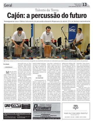 Geral 13Correio do Sul
Terça-feira,
8 de setembro de 2015
percussão para os ritos
sagrados e manifestações
artísticas. Hoje, séculos
depois, aqueles antigos
caixotes evoluíram para
um novo instrumento de
percussão que está ga-
nhando cada vez mais
espaço na música contem-
porânea: o Cajón.
De tão simples, muita
gente nem dá crédito. À
primeira vista, parece ape-
nas uma caixa de madeira
— daí o nome Cajón (se
pronuncia ‘carrôm’), que
significa “grande caixa”
em espanhol. Porém, a ca-
pacidade sonora e a versa-
tilidadedesseinstrumento
afroperuano, tão antigo,
o faz promissor para ser
considerado a percussão
do futuro. Em Araranguá,
outro nome se destaca
quando o assunto é cajón:
Rodrigo Campos, que re-
tornou à cidade-natal para
ministrar um workshow
de cajón no auditório do
Sesc. Mais que tocar, ele
fabrica os instrumentos
artesanalmente e vende
Brasil afora, inclusive em
Araranguá.
O percussionista co-
meçou a carreira aos 13
anos de idade, na função
de ogã, tocando atabaque
emumcentrodeumbanda,
mesmo não sendo umban-
dista, e ali se apaixonou
por percussão. O cajón só
apareceu na sua vida aos
23 anos, quando fazia um
curso em São Paulo sobre
vários tipos de instrumen-
tos.Trata-dedeumcaixote
com aberturas laterais e
uma lâmina de madeira
Cajón:apercussãodofuturo
> ArArAnguá
Meados do século
17. Africanos
eram vendidos para tra-
balho escravo em todo
mundo, especialmente
nas Américas. A cultura
e as religiões africanas
eram proibidas de serem
exercidas. Ainda assim,
negros encontraram for-
masdemanter,aindaque
disfarçadamente, as tra-
dições. No Peru colonial,
por exemplo, ao invés de
tocarem os instrumentos
sagrados, como o tambor,
eles passaram a usar cai-
xotes rudimentares, que
serviam para transportar
mercadorias nos portos,
como instrumentos de
Talento da Terra
Araranguaense toca e fabrica instrumento de percussão artesanal afroperuano do século 19 e se destaca nacionalmente
Vida
na batida
Da redação
³Rodrigo Campos se tornou um percussionista consagrado nacionalmente dominando um instrumento que ainda é pouco conhecido pela maioria da população
mais fina e inclinada na
frente. A pessoa senta-se
sobre o cajón e bate com a
palma da mão nessa lâmi-
na. Dependendo de onde
se bate, o som pode ser
agudo ou grave, e é capaz
de substituir facilmente,
sem perder a qualidade,
instrumentosmaiscomple-
xos, como a bateria, tanto
pela versatilidade dos sons
quanto pela mobilidade.
“Arrisco dizer que o
cajón está passando pelo
mesmoprocessodepopula-
rização e amadurecimento
que a bateria já passou.
Uma das particularidades
é que o som é formado di-
retamente com o impacto
das mãos, ou seja, tem
um contato íntimo com o
som, e a vibração causada
mexe com quem toca. Por
isso, hoje em dia, o cajón é
muitoqueridoporcrianças,
adolescentes, adultos e ido-
sos, homens e mulheres”,
comenta Rodrigo. Aos 38
anos, o araranguaense se
tornou uma referência na-
cional na execução do cajón
e também na fabricação
artesanal do instrumen-
to, que tem uma série de
particularidades e diferen-
ciações. Em abril de 2011,
Rodrigo foi um dos únicos
dois percussionistas brasi-
leiros a serem convidados
para participar do Festival
InternacionaldePercussão
do Peru, para tocar com
maisdemilpercussionistas
simultaneamente.
Outra vantagem do
cajón é a possibilidade de
se adaptara outraspercus-
sões e anexos. Ao invés da
simples batidinha no ritmo
4 por 4 tempos, o cajón é
capazdecriarritmosmuito
diferentes,inclusivecomas
chamadas “notas fantas-
mas”, que preenchem os
espaçosentreumabatidae
outra no ritmo,um recurso
técnico bem conhecido en-
tre os estudiosos da área.
Acapacidade de satisfazer
tantas necessidades da
percussão, sendo apenas
uma “caixa de madeira”
tem colocado o instrumen-
to em destaque crescen-
te. Alguns bandas já têm
substituído a bateria pelo
cajón em apresentações
ao vivo, especialmente no
estilo acústico.
Além de tocar e fa-
bricar, Rodrigo também
dá aulas, faz workshops
e shows de cajón, em par-
ceria com outros colegas
instrumentistas. Em Ara-
ranguá, a loja Chuva Ins-
trumentos Musicais é a
autorizadaavenderosins-
trumentos que ele fabrica.
 