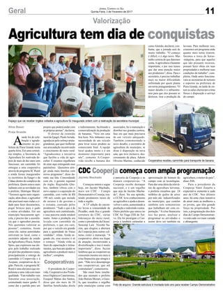 11Geral Jornal Correio do Sul
Quinta-Feira, 2 de Fevereiro de 2017
Valorização
A
tarde foi de cele-
bração e agrade-
cimento na pre-
feitura de Praia Grande nesta
quarta-feira. Em uma cerimô-
nia simples, a Secretaria de
Agricultura foi reativada de-
pois de mais de dez anos sem
funcionar, um caminhão foi
entregue a uma cooperativa
através do programa SC Rural
e ainda foram inaugurados
os escritórios da Epagri e da
Cidasc dentro do complexo da
prefeitura. Quem estava mais
radiante com as novidades era
o prefeito, Henrique Maciel.
“Teremos agora mais organi-
zação, além disso, o agricultor
não precisará mais rodar a ci-
dade para fazer documentos,
pegar brincos para o gado
e outras atividades. Em um
município basicamente agrí-
cola, é preciso dar a assistên-
cia que o agricultor precisa.
Nós queremos valorizar as
pessoas”, comentou. Assim
como ele, outras autoridades
estiveram no local, como o
secretário adjunto de estado
daAgricultura e Pesca,Airton
Spies, que expressou sua ale-
gria pelo trabalho realizado
em prol dos produtores rurais,
principalmente a entrega do
caminhão à Coopervida e à
Acepam, cooperativas da re-
gião. Para ele, o programa SC
Rural é uma alavanca que im-
pulsiona a uma vida com mais
qualidade. “Este trabalho vem
fomentar essa associação,
estimulando maior ganho. É
como dar a partida para um
Aline Bauer
Praia Grande
Cooperativas
Jacinto Machado
projeto que poderá andar com
as próprias pernas”, declarou.
O diretor de extensão
rural da Epagri, PauloArruda,
agradeceu pelo esforço praia-
grandense, que quer melhorar
sua arrecadação incentivando
o crescimento do meio rural.
“Agradecemos a iniciativa
que facilita a vida do agri-
cultor. E estamos orgulhosos
de estar aqui entregando esse
patrimônio. Queremos atin-
gir ainda mais famílias com
novos programas”, disse du-
rante sua fala. Concordando
com ele, o gerente regional
do órgão, Reginaldo Ghe-
lere, também vibrou com o
novo espaço e a aquisição do
caminhão, com verba de R$
190 mil, sendo que metade
do recurso é do governo e
o restante, custeado pelos
produtores. “Tudo o que é da
agricultura será centralizado,
e essa parceria ainda renderá
muito. Antes a produção era
levada com caminhão da
prefeitura, o que era caro,
por que o veículo era grande
para a quantidade de frutas
vendidas”, relata. Ainda se-
gundo ele, esse recurso é só
o começo. “Ainda virão as
fases de capacitação e treina-
mentos, que buscam ajudar os
agricultores a produzir mais e
melhor”, completa.
O presidente da Cooper-
vida, Cooperativa dos Produ-
tores Orgânicos Catarinenses,
Ezequiel Matias dos Santos,
disse que são mais de 30
famílias beneficiadas direta
Agricultura tem dia de conquistas
CDC Cooperja começa com ampla programação
Começou ontem e segue
hoje, em Jacinto Machado,
mais um CDC – Campo
Demonstrativo Cooerja, reu-
nindo produtores rurais de
toda a região.
A 13ª edição do encon-
tro levou a comunidade de
Picadão, onde fica a grande
estrutura do CDC, várias
lideranças do meio rural,
como o presidente da Ocesc/
Sescoop Luis Vicente Su-
zim, que elogiou a abertura
da Cooperja para outras cul-
turas, como o maracujá. “A
cooperativa abriu seu leque
de atuação, incentivando a
diversificação e isso é muito
importante”, disse. Suzim
lembrou que as cooperativas
cresceram mesmo em meio a
crise financeira que atingiu o
país. “Não teve desemprego
nas cooperativas, que até
contrataram”, comemorou.
São esses bons resulta-
dos que animam o prefeito
João Batista Mezari, o Gaio-
la, que ressaltou o orgulho
pelo município contar com
a parceria da Cooperja e as
demais cooperativas. “A
Cooperja recebe destaque
nacional, e é um orgulho
que seja de Jacinto Macha-
do”, disse. Na sua opinião,
o CCDC leva conhecimento
ao agricultor e ajuda a desen-
volver o setor, aumentando a
produção e reduzindo custos.
Outro prefeito que esteve no
CDC foi Tiago Zilli de Tur-
vo. Ele foi prestigiar a Coo-
perja e também estimular a
Espaço que vai receber órgãos voltados a agricultura foi inaugurado ontem com a reativação da secretaria municipal
Cooperativa recebeu caminhão para transporte de banana
Foto de arquivo: Grande estrutura é montada todo ano para receber Campo Demonstrativo
e indiretamente, facilitando a
comercialização da produção
de bananas. “Veio em uma
boa hora. Nós tínhamos essa
necessidade de um veículo
para levar nosso produto ao
comerciante final. A equipe
local ajudou muito e é um
momento importante para
nós”, comenta. A Cooper-
vida recebe a banana dos
aproximação do homem do
campo com as tecnologias.
Para dar uma ideia da relevâ-
nia da agricultura turvense,
o prefeito ressaltou que 24
milhões de quilos de arroz
por mês são industrilizados
no município, que contém
também sete sementeiras
que trabalham até com ex-
portação. “Acrise financeira
nos faz parar, analisar e
programar as atividades e
assim deve ser também na
agricultura, o motor do pais”,
disse Zilli.
Para o presidente da
Cooperja Vanir Zanatta a
expectativa aumenta a cada
ano de CDC. Nos últimos
anos, há uma clara tentativa
de atrair mais as mulheres e
os jovens, que têm grande
força na propriedade. Por
isso, a programação dos dois
dias de Campo Demonstrati-
vo está cada vez mais variada
e abrangente.
associados, faz a maturação e
distribui nos grandes centros,
fase em que mais precisava
de um veículo adequado.
Também comemorando o
novo desafio, o secretário de
agricultura do município, se
disse à disposição na nova
sala, que teve inclusive, des-
cerramento de placa. Adenir
Oliveira Martins, conhecido
comoAlemão, declarou, con-
fiante, que a jornada será de
muito trabalho. “O começo
é difícil, e é algo novo. Mas
tenho certeza de que daremos
conta.Aagricultura é bastante
importante, e por isso temos
que dar uma atenção maior
aos produtores”, disse. Para o
secretário, é preciso trabalhar
mais na maior dificuldade
enfrentada por quem planta
em terras praiagrandenses. “O
maior desafio é a infraestru-
tura para que eles possam se
deslocar, tirar a produção da
lavoura. Para melhorar isso,
criaremos um programa onde
quanto mais notas tirarem,
faremos a troca de horas-
-máquina, para que aqueles
que não possuem recursos,
possam fazer obras em suas
propriedades e melhorar suas
condições de trabalho”, com-
pletou. Onde antes funciona-
vam as secretarias de turismo
e esportes na prefeitura de
Praia Grande, na tarde de on-
tem as salas cheiravam a tinta
fresca e disposição a serviço
do campo.
Foto:Oesc
 