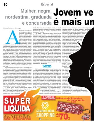 10 Especial
Mulher, negra,
nordestina, graduada
e concursada
Jovem ven
é mais um
A
história da pernambucana
de coração e criação, a
assistente social Jessica
Saraiva da Silva, de 27
anos, é uma história de
luta, persistência e vitória.
Ajovem não é só exemplo
para as mulheres, mas sim
para uma classe inteira,
que batalha para sobrevi-
ver e para crescer e ela não só sobreviveu, como cresceu e
cresceu muito. Nascida em São Paulo, onde os pais, pernam-
bucanos e analfabetos, foram morar, em busca de emprego
e de uma vida melhor, Jéssica, com cerca de três anos, foi
morar emAgrestina, Pernambuco, região natal de seus pais.
Em São Paulo, o pai, José Lopes da Silva Filho, tra-
balhou de motorista e a mãe, Maria Rosilda Saraiva da
Silva, de auxiliar de serviços gerais. No entanto, José sentia
falta da roça, sua origem, e a família, composta por Jéssica,
o irmão Wellington Saraiva da Silva, dois anos mais velho,
o pai e a mãe, voltou para Agrestina, no agreste pernam-
bucano, onde o pai de Jéssica tentou a vida no comércio e
na agricultura. No entanto, enquanto os ﬁlhos estavam no
Ensino Médio, o casal faliu e a família foi morar no interior
de Agrestina, em um acampamento de trabalhadores rurais
sem terra.
No acampamento não existia escola e Jéssica tinha que
se deslocar até a cidade de Pernambuco, para estudar, ela
acordava às 5 da manhã, caminhava em média seis quilôme-
tros, até chegar à rodovia BR-101, onde pegava o ônibus para
ir à escola. Jéssica estudava em tempo integral e na volta ca-
minhava o mesmo, retornando ao acampamento já de noite.
“Foi um período bem desaﬁador, lá na comunidade onde eu
morava, poucos alunos optaram por estudar integralmente e
não havia transporte para buscar e levar os estudantes, então
a gente tinha que fazer 12 quilômetros, todos os dias, a pé.
Foi uma situação que marcou minha comunidade. Sempre
que vou visitar minha família, todos comentam, como foi
difícil este período. Com o tempo foi melhorando e hoje a
comunidade tem transporte escolar”, contou.
A mãe de Jéssica, apesar de não ter estudo, sempre
insistiu para os ﬁlhos estudarem e Jéssica não gostava de ir
para a roça, então seu pai deu-lhe a opção d e
dedicar-se aos estudos ou auxiliar no tra-
balho da roça, fonte de sustento da
Gislaine Fontoura - Araranguá família. A jovem escolheu estudar, no entanto, nos ﬁns de
semana, ela auxiliava os pais e o irmão com as plantações.
“Eu tomei isto como um incentivo de estudar, de buscar
outros meios”, revelou.
Com 19 anos, a jovem iniciou curso de Serviço Social.
“Eu tinha o sonho de fazer o curso de Fisioterapia, ﬁz o
vestibular e passei, mas eu não tinha condições de me bancar
no curso, de sair do interior do estado, para capital e acabei
tendo a oportunidade de fazer o curso de Serviço Social”,
explicou. Ela foi fazer faculdade, com bolsa integral em uma
universidade particular de Caruaru, para se manter durante
este período, trabalhou no comércio e em casas de família.
“Na faculdade eu conheci o Serviço Social e me identiﬁquei
muito, porque eu pude compreender melhor aquilo que eu
passei na infância”, ponderou. Jéssica foi a primeira de sua
família a cursar ensino superior, fazer uma graduação e
passar em um concurso público. “Minha formatura foi um
momento inigualável, na hora da entrega do diploma, eu
teria que entrar com meu pai, mas eu não consegui entrar
só com ele, porque minha mãe ﬁcou num canto, chorando
e eu entrei com minhas duas inspirações de vida. Enquanto
eu estava na faculdade, eu não conseguia visualizar o ta-
manho da importância que o meu diploma tinha para minha
família e para minha comunidade, hoje eu vejo que fui uma
referência, que eles entendem que é possível, não é fácil,
mas é possível”, acrescentou.
Após concluir a graduação e antes de passar no con-
curso público em Santa Catarina, Jéssica fez estágio no
Sistema Prisional, em Pernambuco e também trabalhou em
um complexo, com Centro deAtendimento Socioeducativo
(Case) e Centro de Atendimento Socioeducativo Provisó-
rio (Casep). “Foi uma experiência muito rica de vivência,
de compreensão do que a exclusão social pode acarretar.
Percebi que, dentro do Serviço Social, eu queria trabalhar
com a Educação, por ser um dos instrumentos que viabiliza
mudanças no contexto que a exclusão social pode originar”,
avaliou. Em 2013, Jéssica passou em primeiro lugar para
assistente social do Instituto Federal Catarinense, do cam-
pus de Luzerna, Oeste do Estado, tomou posse do cargo
em 2014 e em outubro de 2017, foi redistribuída para a
Universidade Federal de Santa Catarina
(Ufsc), campus de Araranguá.
Desde veio que veio morar em Santa
Catarina, a assistente social vai, pelo menos
uma vez por ano, visitar os pais em Pernambuco. O que ela
mais sente falta é de sua família, da música e da comida
nordestina. “Aqui a comida também é deliciosa, eu
adoro a culinária italiana, que eu conheci aqui, mas
sinto falta da comida mais apimentada e da terra,
como a do Nordeste”, disse. Jéssica contou
que foi em Santa Catarina que se reconheceu
mulher, nordestina e negra. “Foi aqui em
Santa Catarina que eu me reconheci como
negra e pernambucana e foi a q u i
que eu me reconheci mulher
também.Até então eu morava
em Pernambuco e vivia da cultu-
ra pernambucana, este é um estado
com costumes e descendências dife-
rentes do lugar onde eu fui criada,
é enriquecedor, chegando aqui,
passei por um processo
de reconhecimen-
to e sendo
pernambu-
cana, tive
que apren-
der muito, me
identiﬁquei como
pessoa e como
profissional”,
ponderou.
Os pais
de Jéssica
continuam
m o r a n d o
no mesmo
local, que
atualmente é
um assenta-
mento, de-
nominado
d e F r e i
D a m i ã o .
Hoje eles es-
tão no processo
de posse das terras e
continuam trabalhando na agricultura, já
Wellington mora em Araranguá com Jéssica, onde
faz graduação em Recursos Humanos e estuda para
concurso público.
Vitória
 