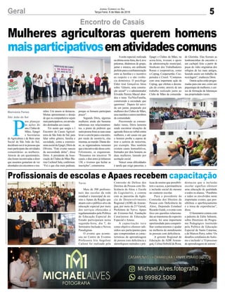 5Geral Jornal Correio do Sul
Terça-Feira, 8 de Maio de 2018
Encontro de Casais
P
ara planejar
as ações do
ano,Clubesde
Mães, Epagri
e Secretarias
de Agricultura e de Bem estar
Social de São João do Sul,
decidiramouviràspessoasque
mais participam das atividades
comunitárias: as mulheres.
Através de um questionário,
elas foram incentivadas a dizer
que assuntos gostariam de ver
abordados em encontros e reu-
Mulheres agricultoras querem homens
maisparticipativosematividadescomuns
niões. Um anseio se destacou.
Muitas apresentaram o desejo
de que os companheiros sejam
maisparticipativos,emativida-
des destinadas aos casais.
Foi assim que surgiu o I
Encontro de Casais Agricul-
tores de São João do Sul, para
falar sobre gênero, família e
sociedade, conta a extensio-
nistasocialdaEpagri,Dórisde
Oliveira. “Este evento nasceu
da necessidade delas”, disse
Dóris. A presidente da Asso-
ciação de Clubes de Mães Ma-
riza Cechinel Sala, confirmou:
“Foi o que elas mais pediram,
Marivânia Farias
São João do Sul
porque os homens participam
pouco”.
Segundo Dóris, algumas
mulheres ainda são bastante
submissas nos relacionamen-
tos, a ponto de pedirem que
outrapessoafosseassuascasas
levaroconviteparaoencontro,
por medo de mostrá-lo, elas
mesmas,aomarido.Diantedis-
so, as organizadoras temeram
queainiciativanãodessecerto.
Felizmente, se enganaram.
“Pensamos em inscrever 70
casais, e dias antes já tínhamos
130, e tivemos que fechar as
inscrições”, comemorou.
Anoite especial, realizada
naúltimasexta-feira,dia4,teve
palestras, dinâmicas de grupo,
jantar e música, um ambiente
perfeitoparaaconfraternização
entre as famílias e o incentivo
ao respeito e a não violên-
cia doméstica. O psicólogo
Elder José Gonçalves falou
sobre ‘Gênero, uma constru-
ção social?’ e o administrador
Erivaldo Pereira Maciel abor-
dou o tema ‘Eu/Nós/Família,
construindo a sociedade que
queremos’. Depois foi servi-
do um jantar, preparado por
mulheres dos Clubes de Mães,
seusmaridoseoutrosmembros
da comunidade.
Percorrendo as comuni-
dades rurais, Dóris lamenta
ainda encontrar situações de
agressãofísicaouverbalcontra
mulheres, e até casais em que
o homem proíbe a esposa de
tirar a carteira de motorista,
por exemplo. Mas também
existem casais homoafetivos,
formados por dois homens ou
duas mulheres, lutando por
aceitação social.
Vencer essas dificuldades
é tarefa que exige parcerias, e
Epagri e Clubes de Mães, na
sexta-feira, tiveram o apoio
da administração municipal,
Sindicato dos Trabalhadores
Rurais e cooperativas, como
a Ceprag, Coopersertão, Coo-
persulca e Cresol. “Contamos
com uma importante ação da
Ceprag, que ofertou a decora-
ção do evento, através de um
trabalho realizado junto ao
Clube de Mães da comunida-
de Glorinha. Elas fizeram as
lembrancinhas do encontro e
um cachepô feito a partir de
peças de vidro originárias dos
relógios de luz mais antigos,
fazendo assim um trabalho de
reciclagem”, enalteceu Dóris.
Outrasaçõesestãoprogra-
madas para este ano, como um
piquenique de mulheres, e cur-
sos de formação de lideranças
nas propriedades rurais.
Mais de 500 profissio-
nais das escolas da rede
estadual e municipal de en-
sino e Apaes da Região que
atuam com o público-alvo da
educação especial por meio
dos serviços oferecidos e
regulamentados pela Política
de Educação Especial do
Estado participaram nesta
segunda-feira, dia 7, do
Seminário Inclusão e Novos
Paradigmas.
O evento que aconte-
ceu no Centro de Eventos
Professora Iria Angeloni
Carlessi foi realizado pela
Profissionais de escolas e Apaes recebem capacitação
Turvo Comissão de Defesa dos
Direitos da Pessoa com De-
ficiência da Alesc e Escola
do Legislativo, e contou
com as parcerias da Agên-
cia de Desenvolvimento
Regional (ADR) de Araran-
guá, por meio da 21ª Gered,
Prefeitura de Turvo, Apaes
do Extremo-Sul, Fundação
Catarinense de Educação
Especial e Amesc.
A capacitação teve
como objetivo oferecer sub-
sídios aos participantes para
que compreendam as carac-
terísticas de aprendizagem
de pessoa com deficiência e
identifiquem métodos e prá-
ticas de ensino que possibili-
tem o acesso, a permanência
e inclusão social do mesmo
no contexto escolar.
Para o presidente da
Comissão dos Direitos da
Pessoa com Deficiência da
Alesc, Deputado Estadual
Ricardo Guidi, o evento com
foco em questões relaciona-
das ao transtorno do espectro
autista, foi uma importante
oportunidade para comparti-
lhar conhecimentos e ajudar
na melhoria do atendimento
às pessoas com deficiência.
A gerente Regional de
Educação da ADR Araran-
guá, Celina Hobold da Rosa,
destacou que a inclusão
escolar significa oferecer
uma educação de qualidade
a todos os alunos. “Parabéns
a todos os envolvidos neste
importante evento, que pos-
sibilitou o aperfeiçoamento
e a troca de experiências”,
disse.
O Seminário contou com
a palestra de Edite Sehnem,
sobre Diretrizes do Progra-
ma Pedagógico instituído
pela Política de Educação
Especial de Santa Catarina;
e de Marcos Petry, sobre ‘Os
desafios cotidianos doAutis-
mo e inclusão’e ‘O processo
de aprendizagem do autista’.
 