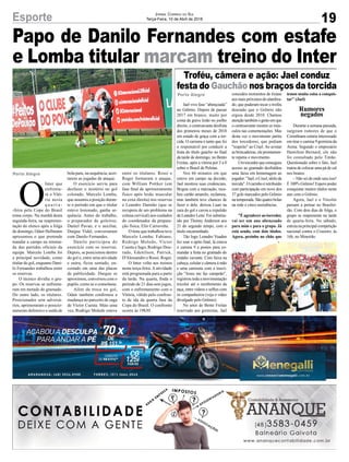 Troféu, câmera e ação: Jael conduz
festa do Gauchão nos braços da torcida
Papo de Danilo Fernandes com estafe
e Lomba titular marcam treino do Inter
Porto Alegre
Porto Alegre
19
Jornal Correio do Sul
Terça-Feira, 10 de Abril de 2018
Jael vive fase “abençoada”
no Grêmio. Depois de passar
2017 em branco, muito por
conta da grave lesão no joelho
direito, o centroavante desfruta
dos primeiros meses de 2018
em estado de graça com a tor-
cida. O carisma é tanto que foi
o responsável por conduzir a
festa do título gaúcho no final
da tarde de domingo, no Bento
Freitas, após a vitória por 3 a 0
sobre o Brasil de Pelotas.
Nos 66 minutos em que
esteve em campo na decisão,
Jael mostrou suas credenciais.
Brigou com a marcação, rece-
beu cartão amarelo, reclamou,
mas também teve chances de
fazer o dele, deixou Luan na
cara do gol e cavou a expulsão
de Leandro Leite. Foi substitu-
ído por Thonny Anderson aos
21 do segundo tempo, com o
título encaminhado.
Tão logo Leandro Vuaden
fez soar o apito final, lá estava
o camisa 9 a postos para co-
mandar a festa no gramado do
estádio xavante. Com faixa na
cabeça, celular e câmera à mão
e uma camiseta com a inscri-
ção "Jesus me faz campeão",
registrou toda a movimentação
tricolor até o recebimento da
taça, entre vídeos e selfies com
os companheiros (veja o vídeo
divulgado pelo Grêmio).
No setor do Bento Freitas
reservado aos gremistas, Jael
O
Inter que
enfrenta-
rá o Vitó-
ria nesta
q u a r t a -
-feira pela Copa do Brasil
toma corpo. Na manhã desta
segunda-feira, na reapresen-
tação do elenco após a folga
de domingo, Odair Hellmann
apresentou o que pretende
mandar a campo na retoma-
da das partidas oficiais da
equipe. Marcelo Lomba foi
a principal novidade, como
titular do gol, enquanto Dani-
lo Fernandes trabalhou entre
os reservas.
O técnico dividiu o gru-
po. Os reservas se enfrenta-
ram em metade do gramado.
Do outro lado, os titulares.
Posicionados sem adversá-
rios, aprimoraram o posicio-
namento defensivo e saída de
Esporte
concedeu momentos de êxtase
aos mais próximos do alambra-
do, que puderam tocar o troféu
dourado que o Grêmio não
erguia desde 2010. Chamou
atençãotambémogestoemque
o centroavante mostra os mús-
culos nas comemorações. Mas
desta vez o movimento partiu
dos torcedores, que pediam
"respeito" ao Cruel. Ao avistar
as brincadeiras, ele prontamen-
te repetia o movimento.
Umtorcedorqueconseguiu
acesso ao gramado desfraldou
uma faixa em homenagem ao
jogador:"Jael,oCruel,ídoloda
torcida". O carinho é retribuído
com participação em nove dos
37 gols marcados pelo Grêmio
na temporada. São quatro bolas
na rede e cinco assistências.
"Éagradeceraotorcedor,
vai ser um ano abençoado
para mim e para o grupo. Já
está sendo, com dois títulos.
Agora, pezinho no chão que
bola para, na sequência, acer-
tarem as jogadas de ataque.
O exercício serviu para
desfazer o mistério no gol
colorado. Marcelo Lomba,
que assumiu a posição duran-
te o período em que o titular
esteve lesionado, ganha se-
quência. Antes do trabalho,
o preparador de goleiros,
Daniel Pavan, e o auxiliar,
Durgue Vidal, conversaram
com Danilo Fernandes.
Danilo participou do
exercício com os reservas.
Depois, se posicionou dentro
do gol e, entre uma atividade
e outra, ficou sentado, en-
costado em uma das placas
de publicidade. Durgue se
aproximou, conversou com o
pupilo, como se o consolasse.
Além da troca no gol,
Odair também confirmou a
mudança no parceiro de zaga
de Víctor Cuesta. Mais uma
vez, Rodrigo Moledo esteve
temos muita coisa a conquis-
tar" (Jael)
Rumores
negados
Durante a semana passada,
surgiram rumores de que o
Corinthians estaria interessado
em tirar o camisa 9 gremista da
Arena. Segundo o empresário
Hamilton Bernard, ele não
foi consultado pelo Timão.
Questionado sobre o fato, Jael
tratou de colocar uma pá de cal
nos boatos:
– Não sei de onde saiu isso!
É 100% Grêmio! Espero poder
conquistar muitos títulos neste
ano com o Grêmio.
Agora, Jael e o Tricolor
passam a pensar no Brasilei-
rão. Com dois dias de folga, o
grupo se reapresenta na tarde
de quarta-feira. No sábado,
estreia na principal competição
nacional contra o Cruzeiro, às
16h, no Mineirão.
entre os titulares. Rossi e
Roger formaram o ataque,
com William Pottker (em
fase final de aprimoramento
físico após lesão muscular
na coxa direita) nos reservas
e Leandro Damião (que se
recupera de um problema na
coluna cervical) aos cuidados
do coordenador da prepara-
ção física, Elio Carravetta.
O time que trabalhou teve
Marcelo Lomba; Fabiano,
Rodrigo Moledo, Víctor
Cuesta e Iago; Rodrigo Dou-
rado, Edenílson, Patrick,
D'Alessandro e Rossi; Roger.
O Inter volta aos treinos
nesta terça-feira. A atividade
está programada para a parte
da tarde. Na quarta, finda o
período de 21 dias sem jogos,
com o enfrentamento com o
Vitória, válido pelo confron-
to de ida da quarta fase da
Copa do Brasil. O confronto
ocorre às 19h30.
 